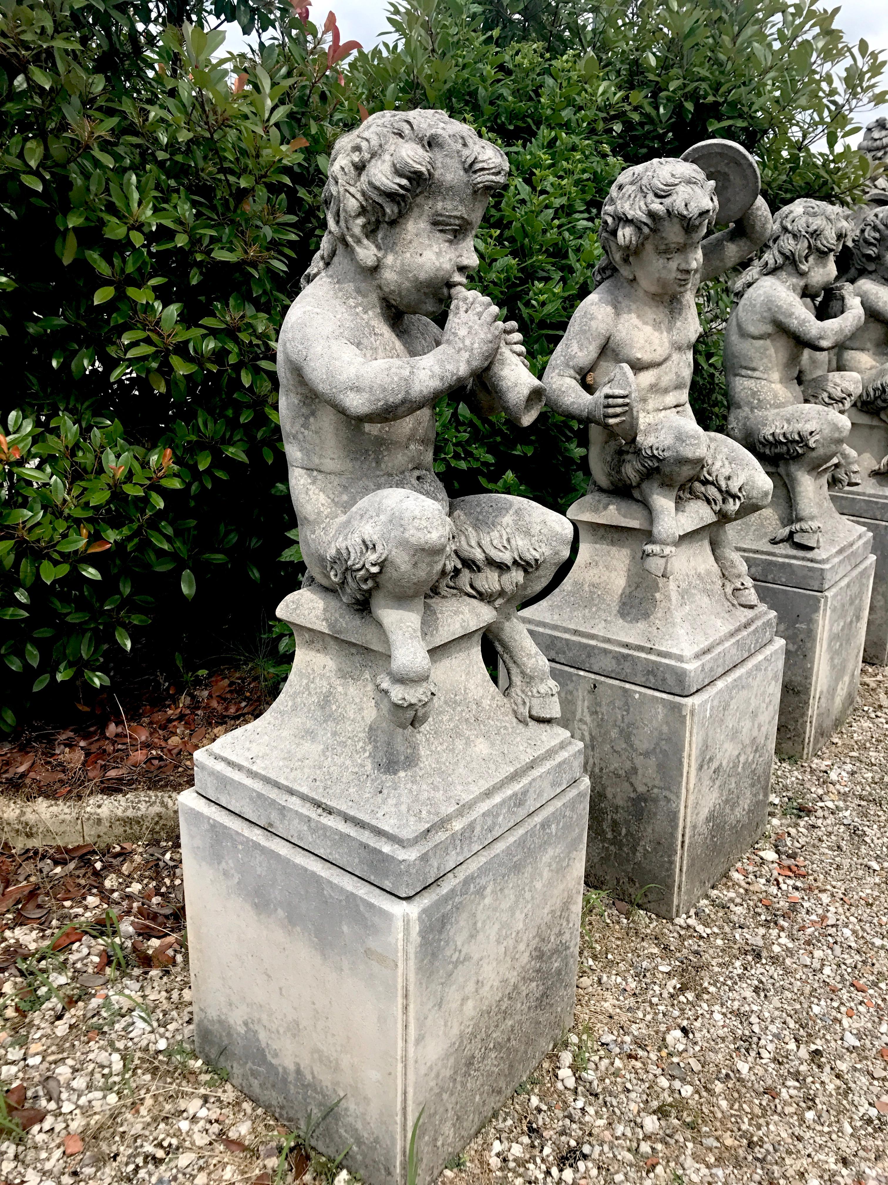 Vier italienische Fauns-Gartenstatuen aus Stein mit Musikern repräsentieren im Angebot 3