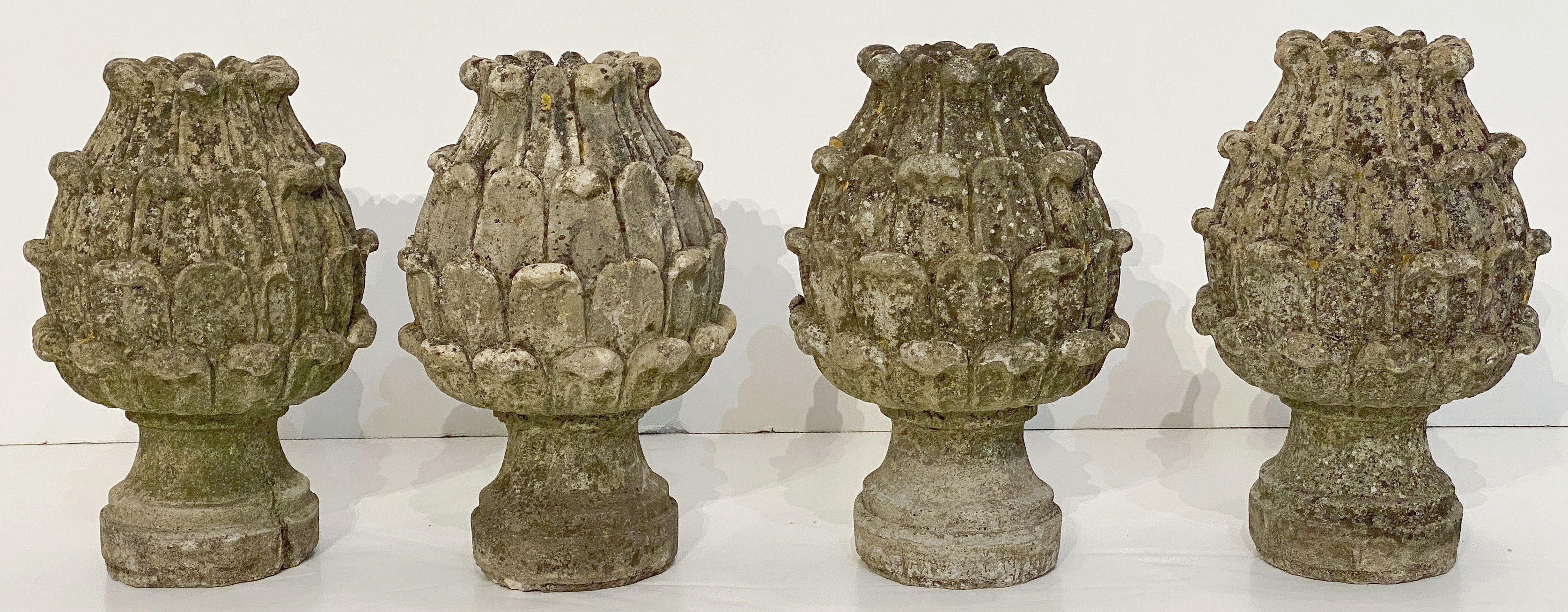 Une série de quatre épis de faîtage en pierre de composition pour jardins italiens - chacun légèrement usé par le temps et en forme de tête d'artichaut décorative ronde.

Quatre disponibles - Prix individuels - 895 $ par fleuron

