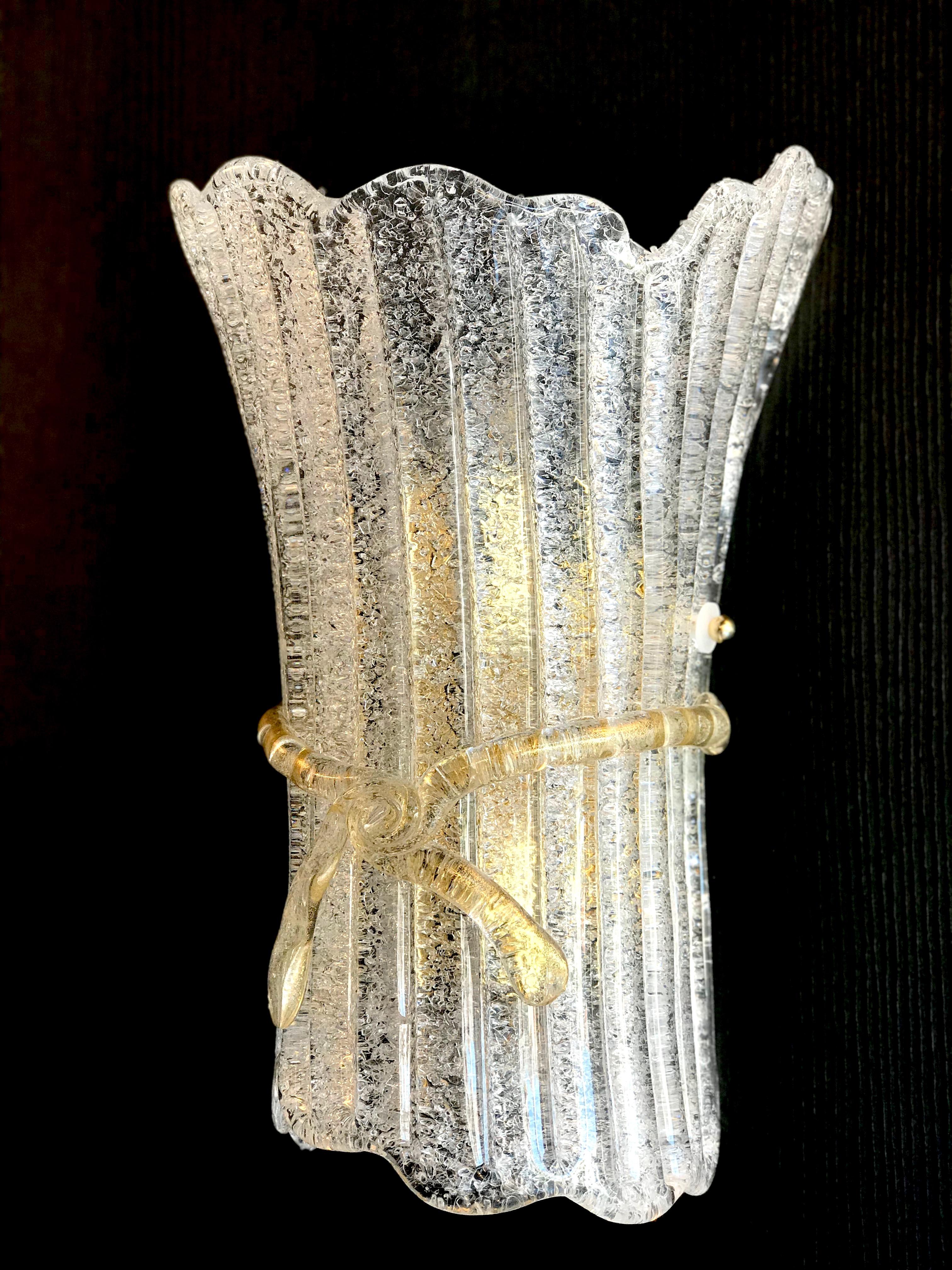 Quatre   charmantes appliques en verre de Murano avec raccords en laiton.
Chacun avec deux ampoules E27.
Nous pouvons également les vendre séparément. 