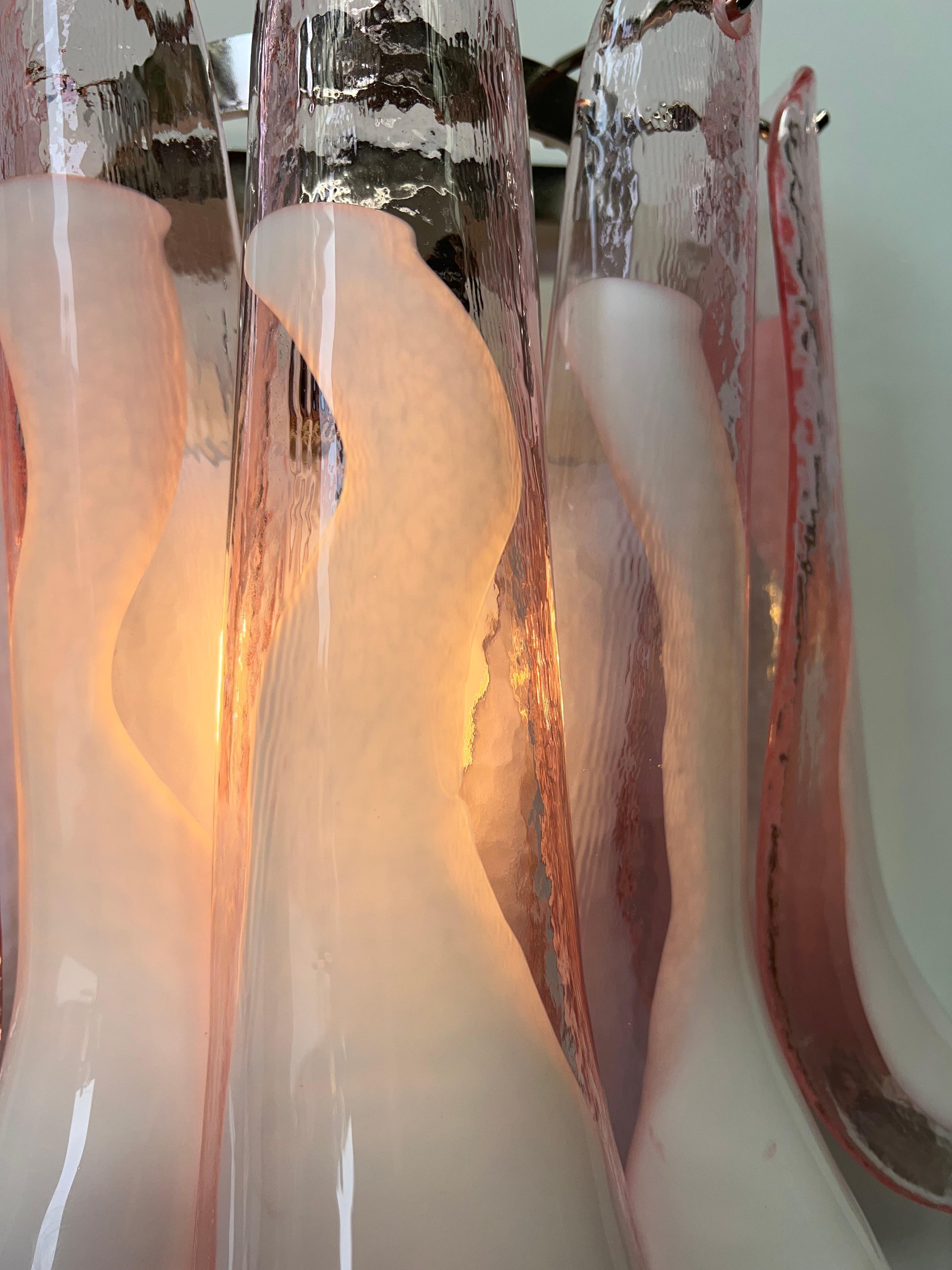 Cuatro candelabros italianos de Murano con pétalos rosas en venta 6