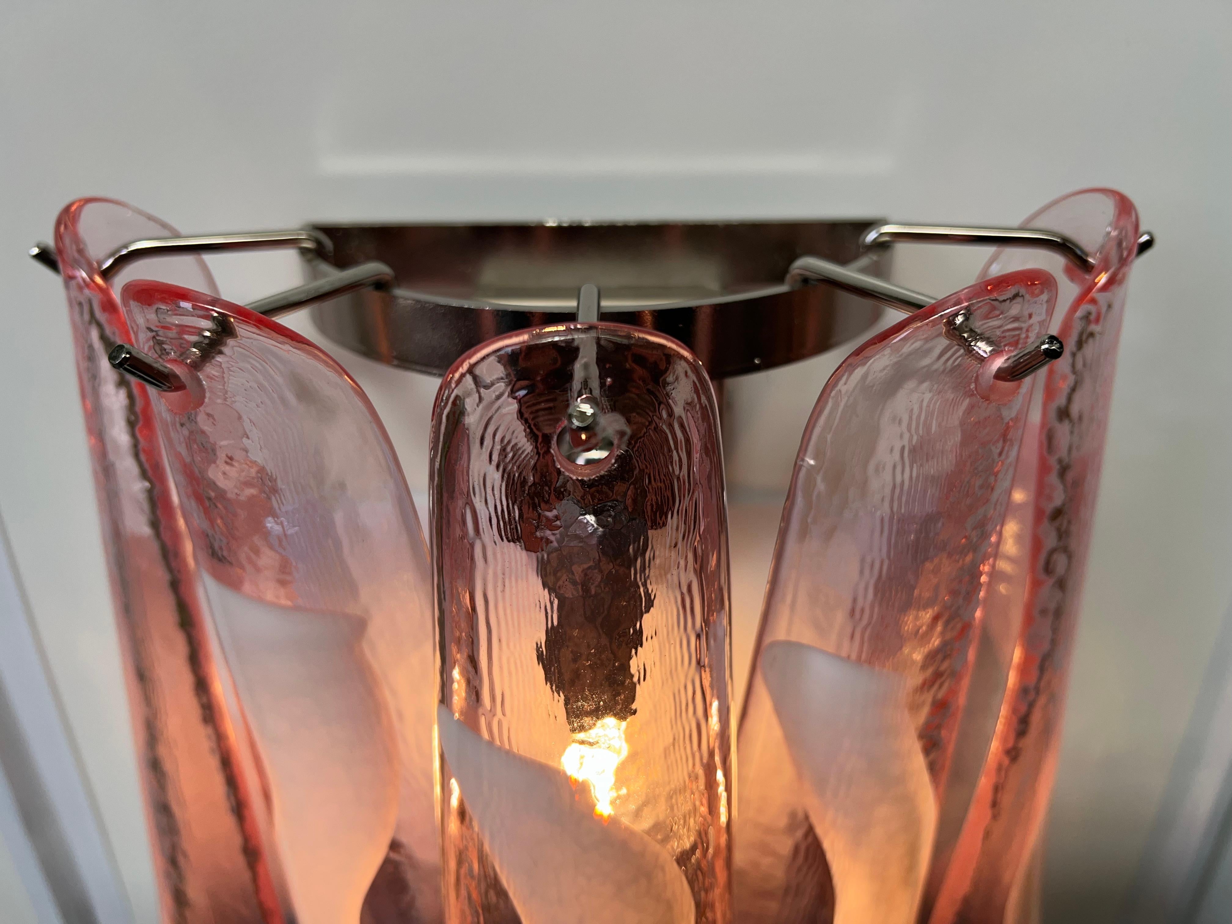 Cuatro candelabros italianos de Murano con pétalos rosas en venta 2
