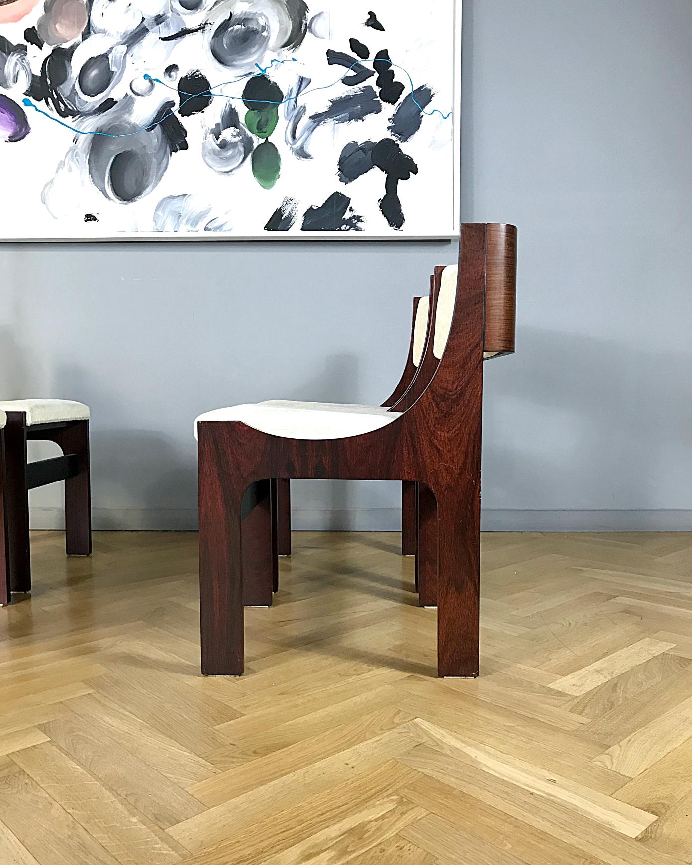 Vier italienische postmoderne skulpturale Esszimmerstühle aus Nussbaumholz:: 1980er Jahre:: Italien (Italienisch) im Angebot