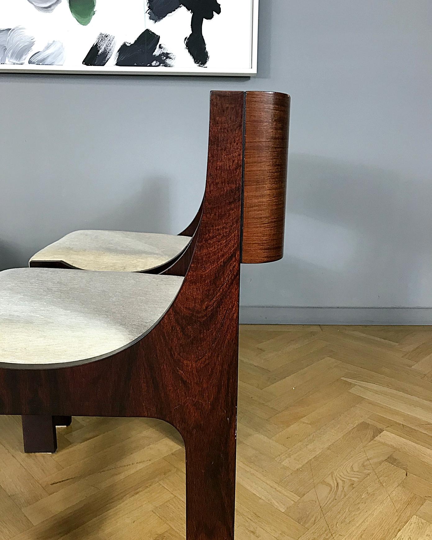 Vier italienische postmoderne skulpturale Esszimmerstühle aus Nussbaumholz:: 1980er Jahre:: Italien (Laminiert) im Angebot