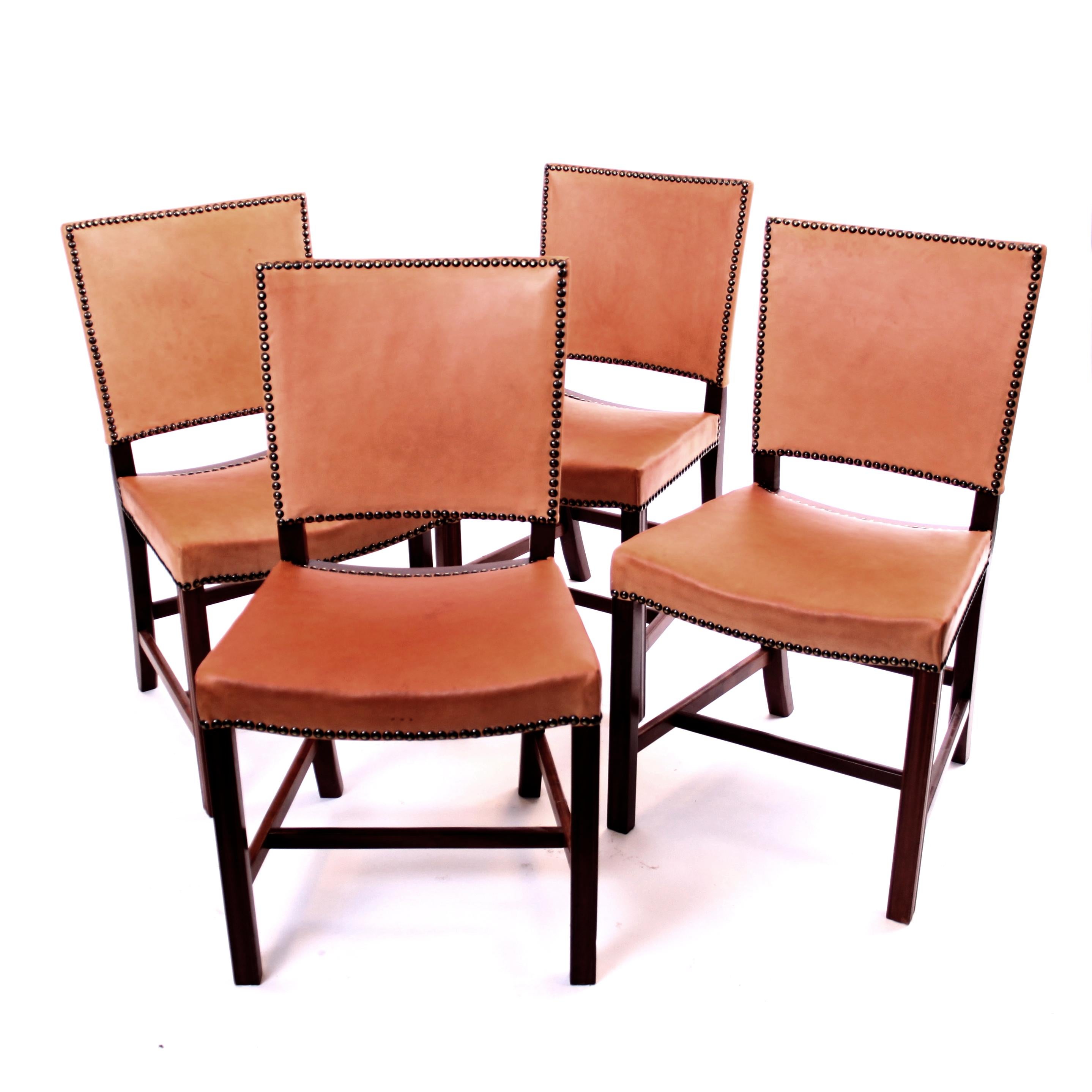 Kaare Klint & Rud Rasmussen - Mid-Century Modern design/ Scandinavian Modern

A set of four of the icomic Kaare Klint 'Red Chairs' or 'Barcelona Chairs'.

Profiled legs of mahogany, seat and back upholstered with patinated vegetable leather and