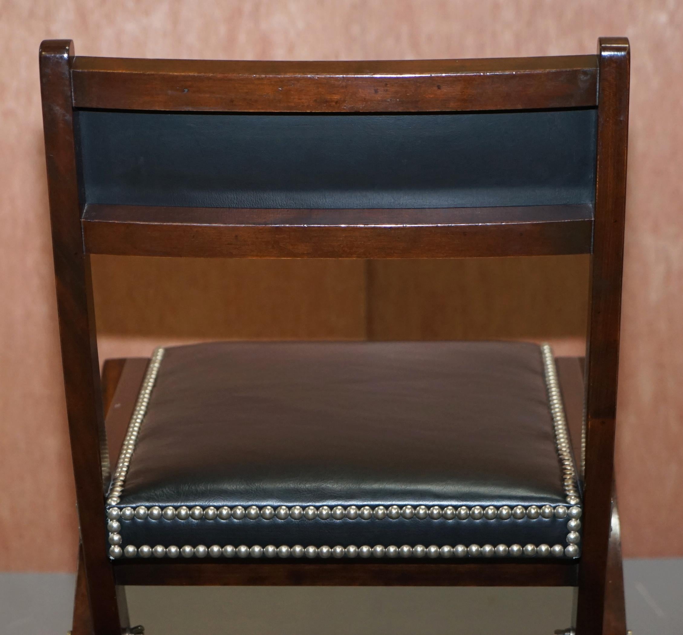 Quatre chaises de salle à manger en cuir de campagne militaire de Harrods London 4 en vente 5