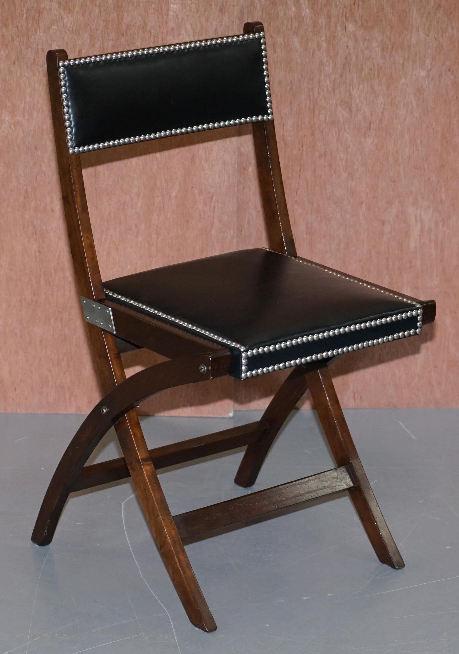 Nous sommes ravis d'offrir à la vente ce magnifique ensemble de chaises de salle à manger / de bureau Kennedy Military Campaigner en parfait état, recouvertes de cuir noir, vendues par Harrods à Londres. Prix de vente conseillé : 5400 £.

Cette