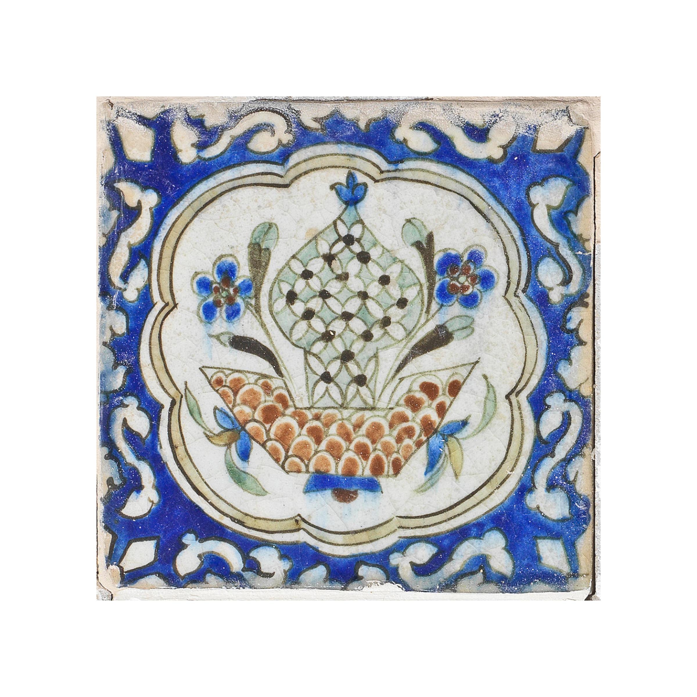 Asiatique Quatre carreaux de poterie Kubachi, XVIIe siècle en vente