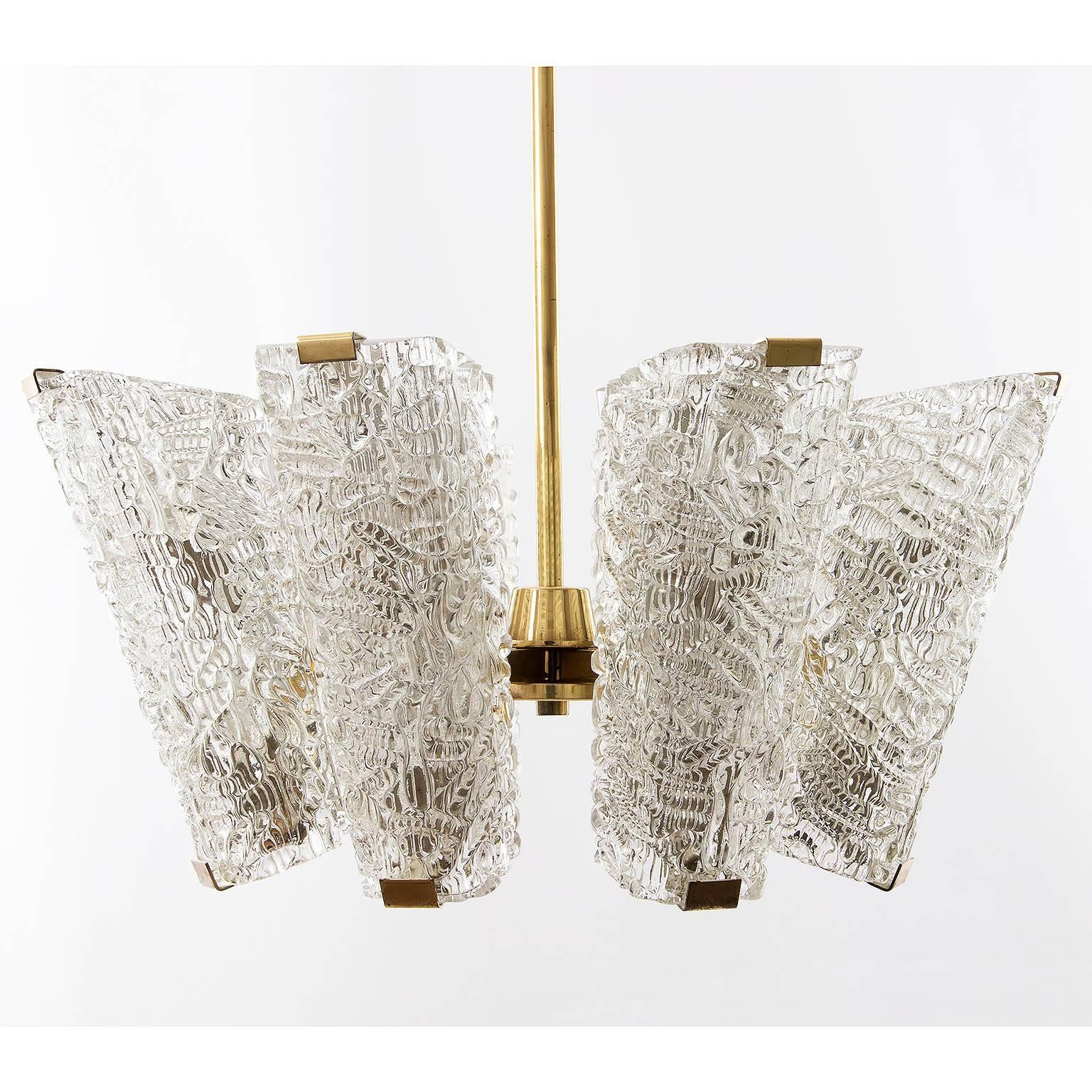 Mid-Century Modern Large Kalmar Chandelier, Brass and Textured Glass, 1960 For Sale