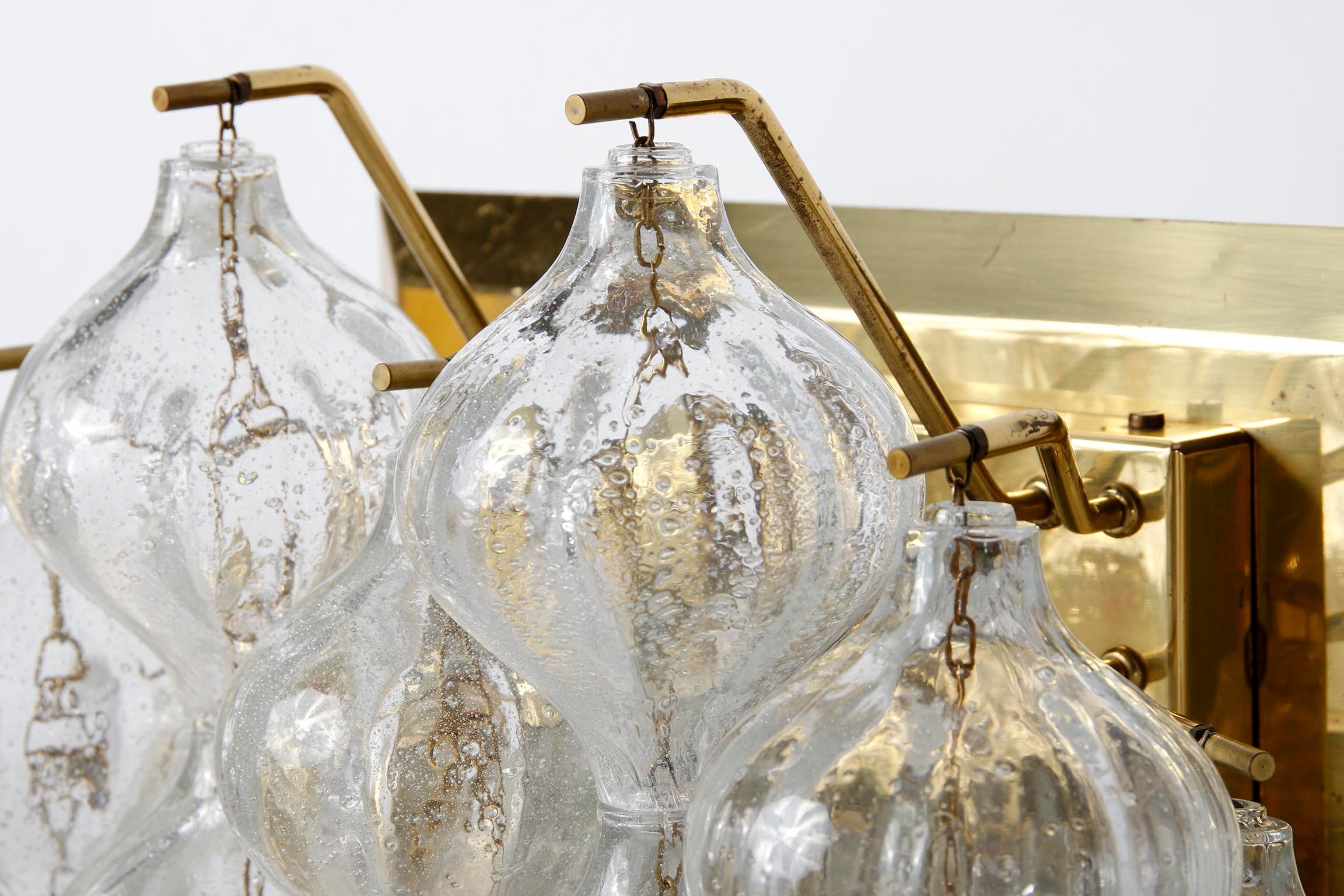 Una delle quattro grandi lampade da parete Kalmar 'Tulipan', vetro ottone, 1970 in vendita 3