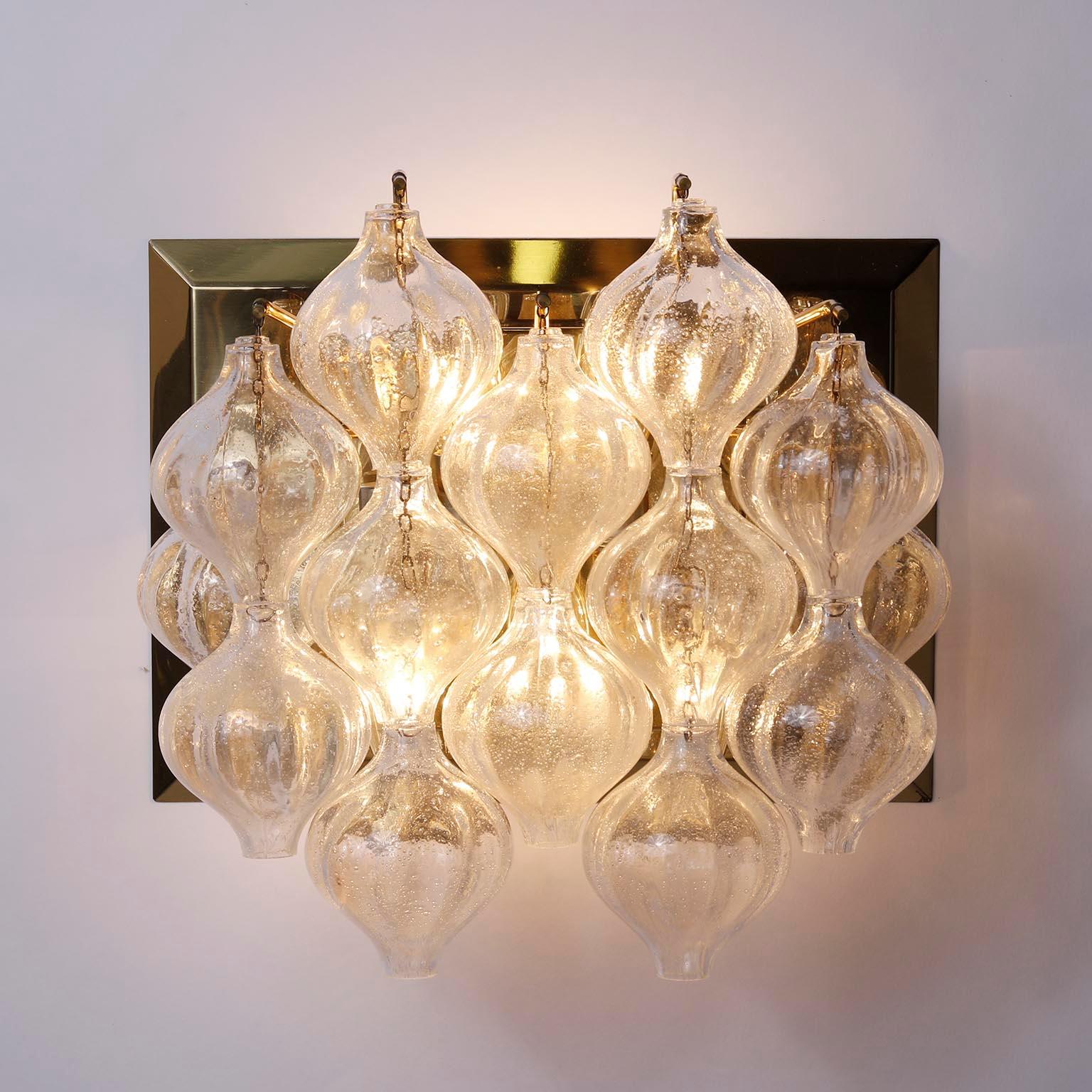 Una delle quattro grandi lampade da parete Kalmar 'Tulipan', vetro ottone, 1970 in vendita 7