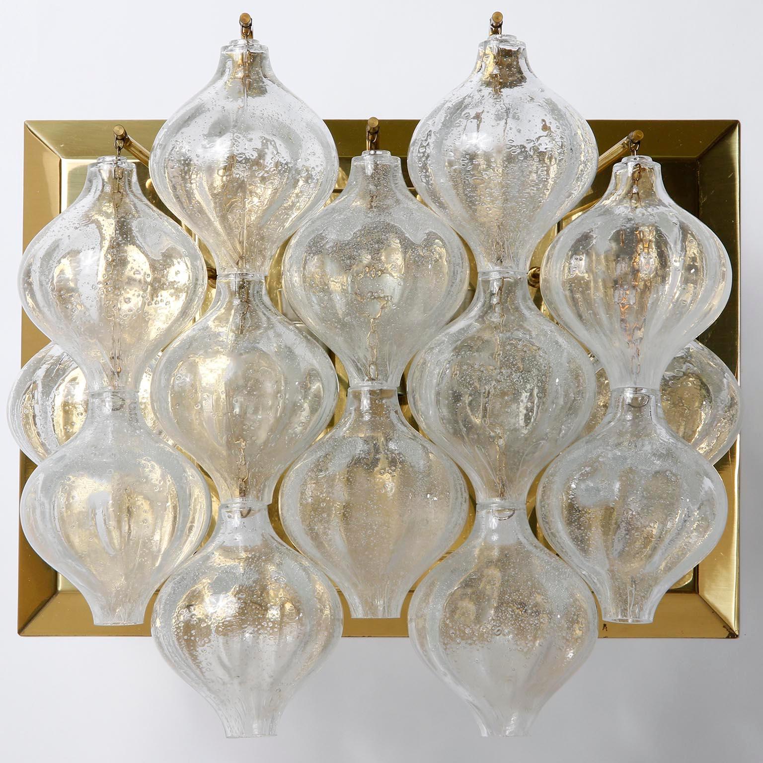 Mid-Century moderno Una delle quattro grandi lampade da parete Kalmar 'Tulipan', vetro ottone, 1970 in vendita