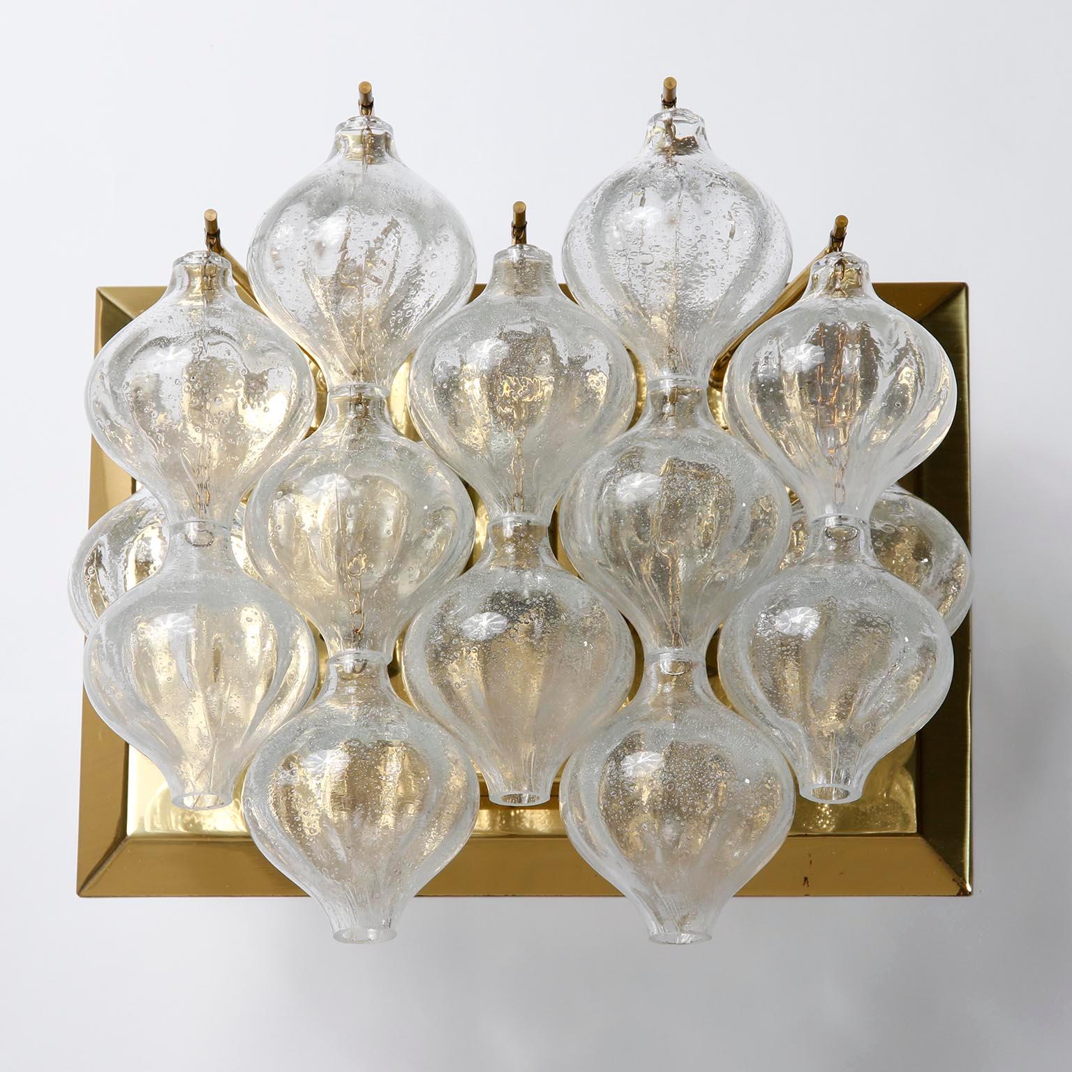 Metà XX secolo Una delle quattro grandi lampade da parete Kalmar 'Tulipan', vetro ottone, 1970 in vendita