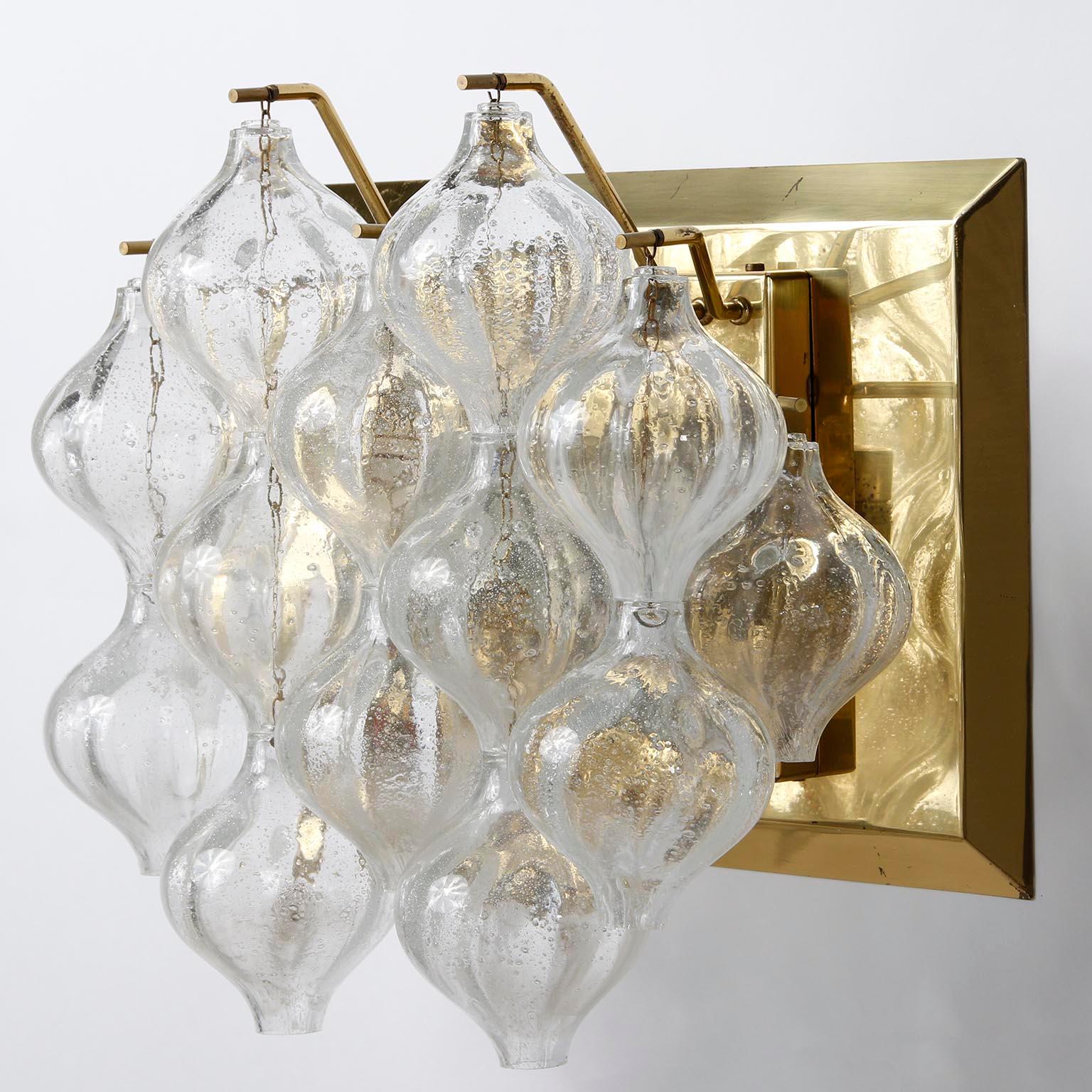 Una delle quattro grandi lampade da parete Kalmar 'Tulipan', vetro ottone, 1970 in vendita 2
