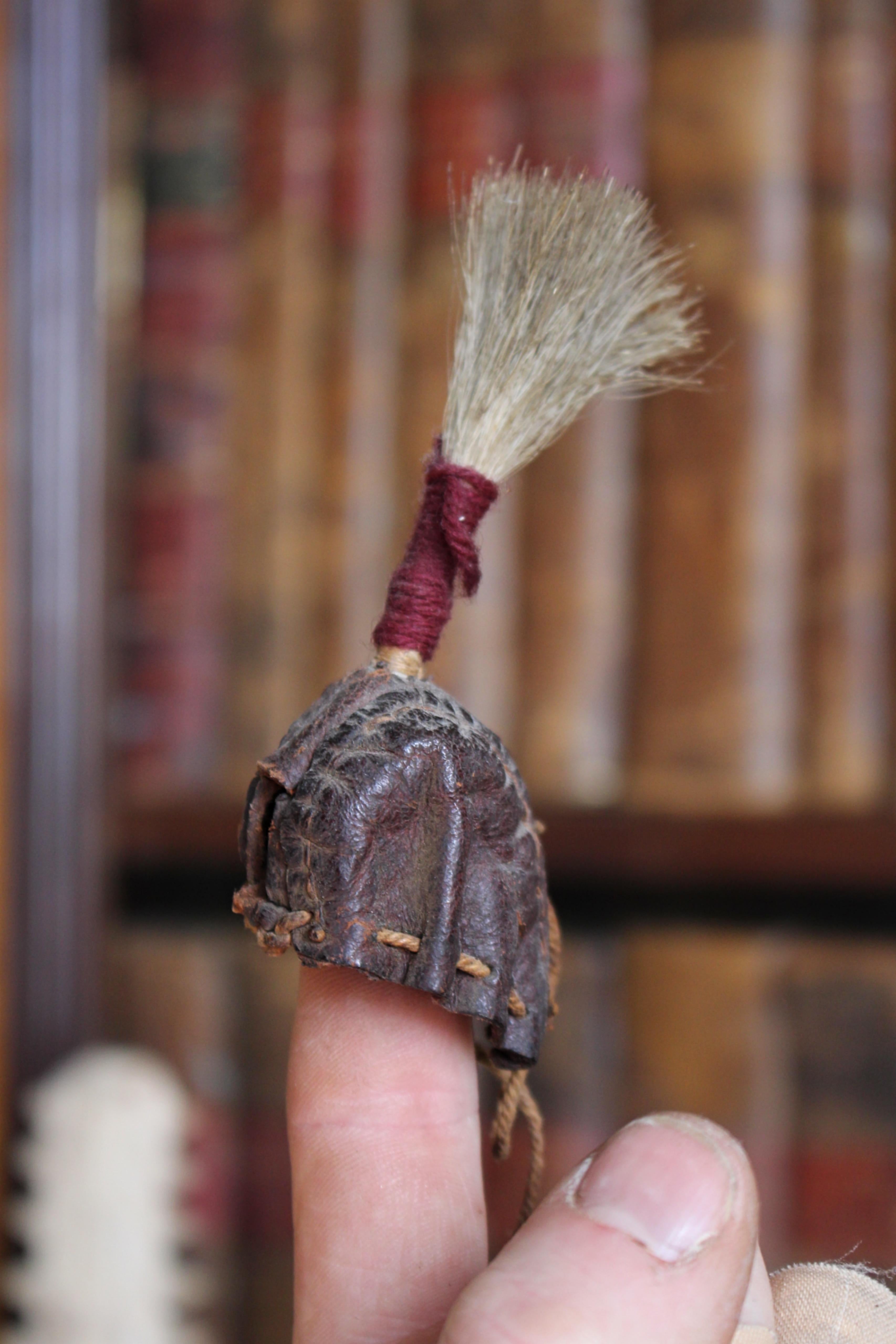 Quatre capuchons de fauconnier en cuir de la fin du 19e siècle/début du 20e siècle Curiosité taxidermique en vente 4