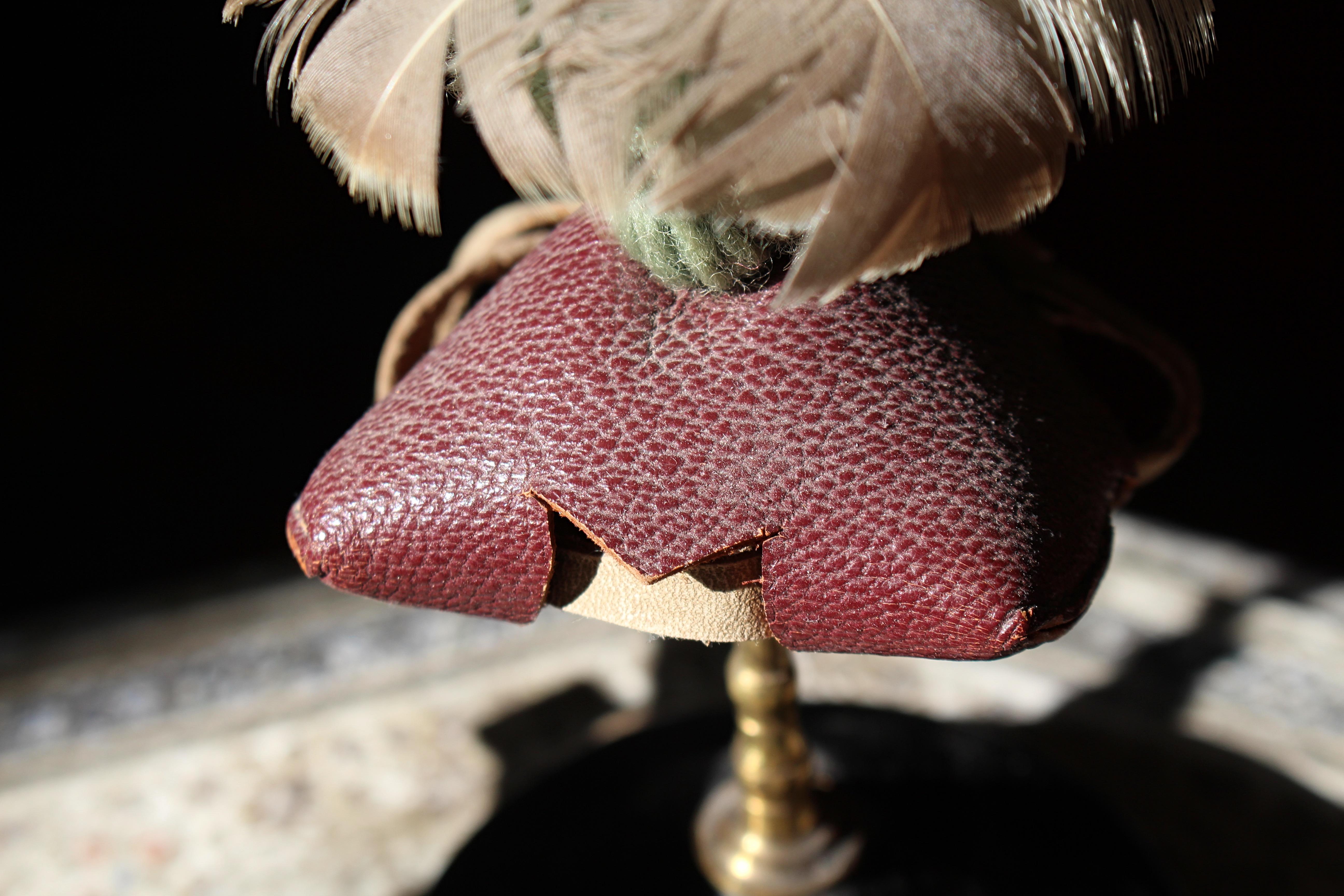 Quatre capuchons de fauconnier en cuir de la fin du 19e siècle/début du 20e siècle Curiosité taxidermique Bon état - En vente à Lowestoft, GB