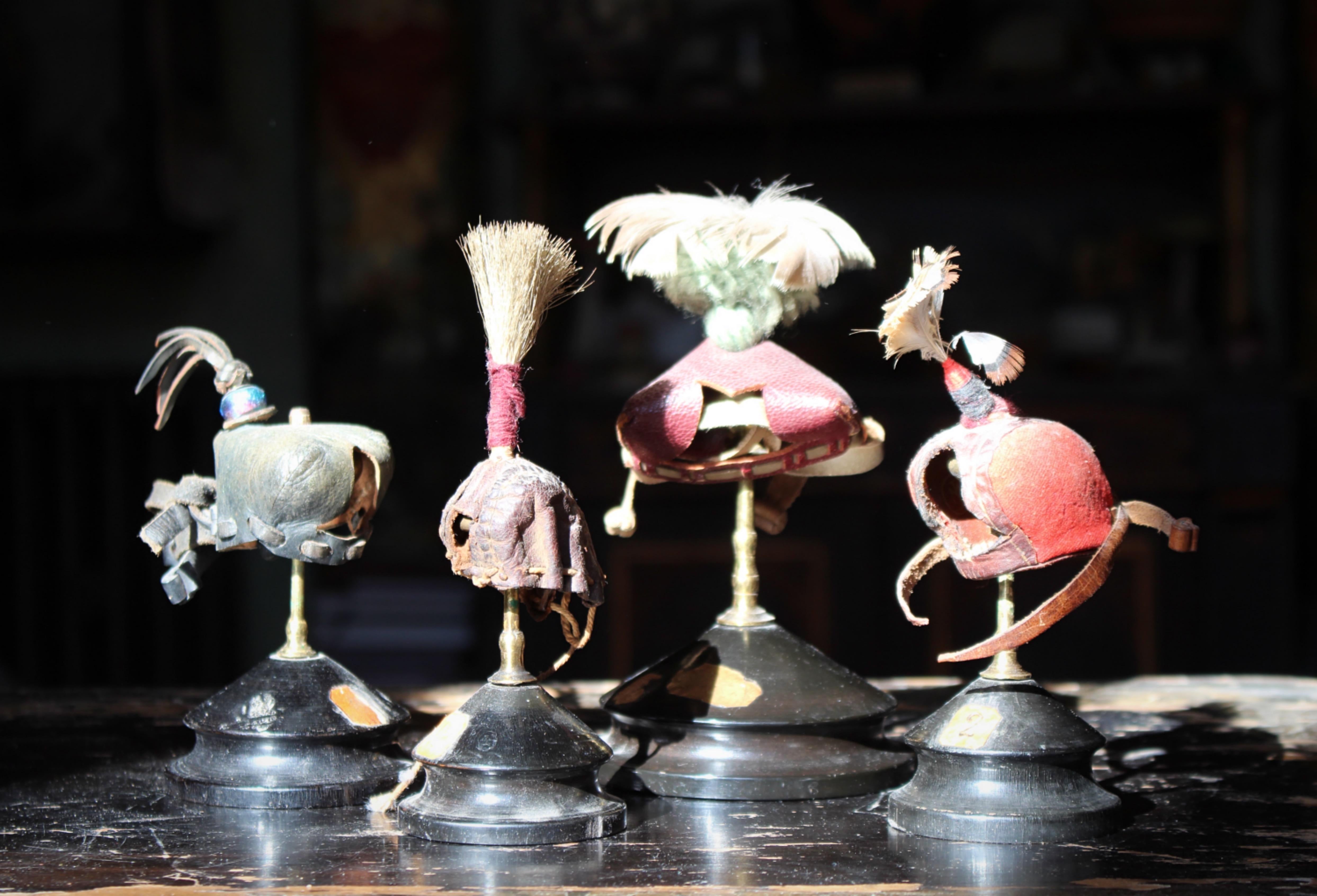 XIXe siècle Quatre capuchons de fauconnier en cuir de la fin du 19e siècle/début du 20e siècle Curiosité taxidermique en vente