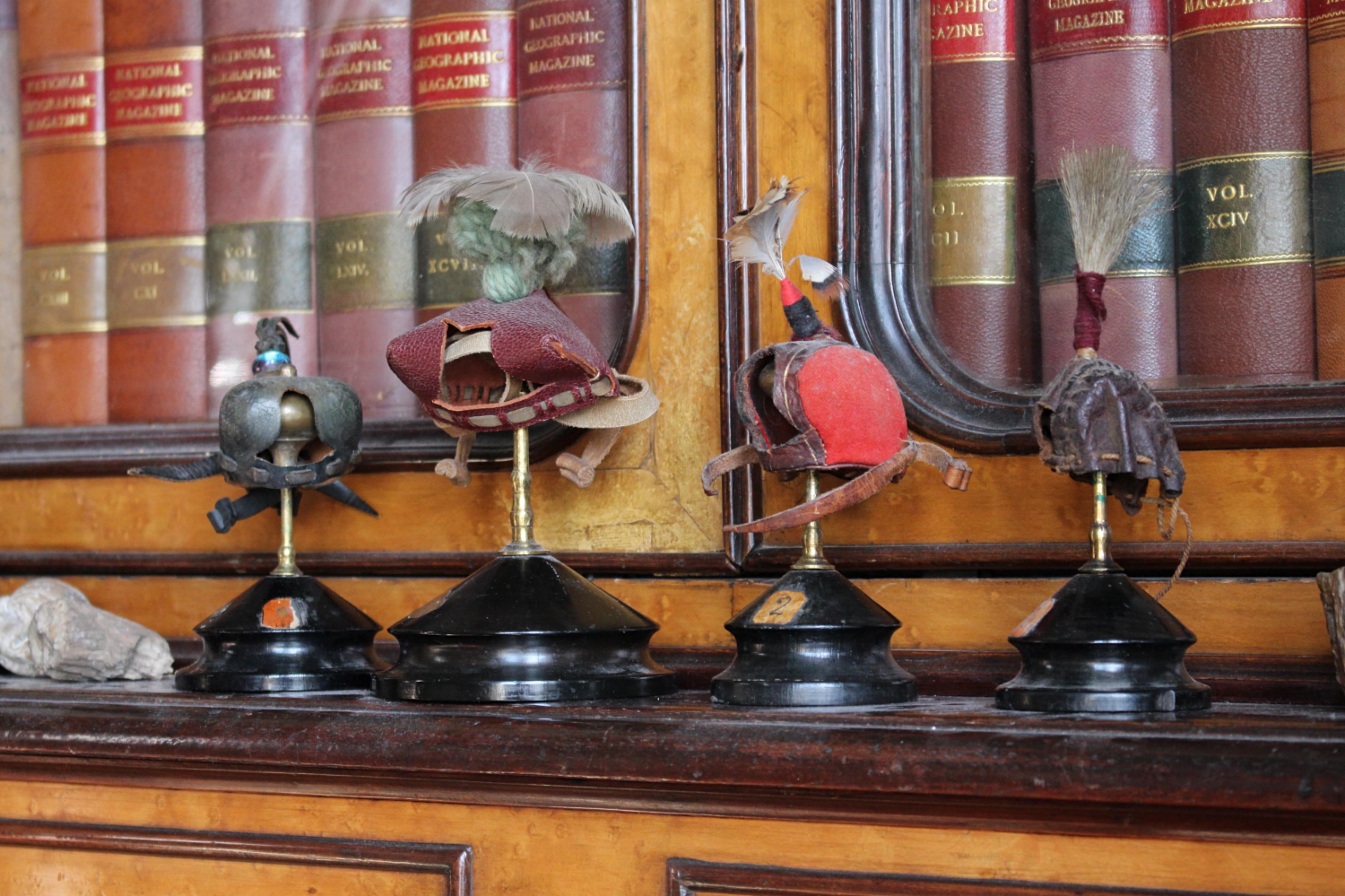 Quatre capuchons de fauconnier en cuir de la fin du 19e siècle/début du 20e siècle Curiosité taxidermique en vente 1