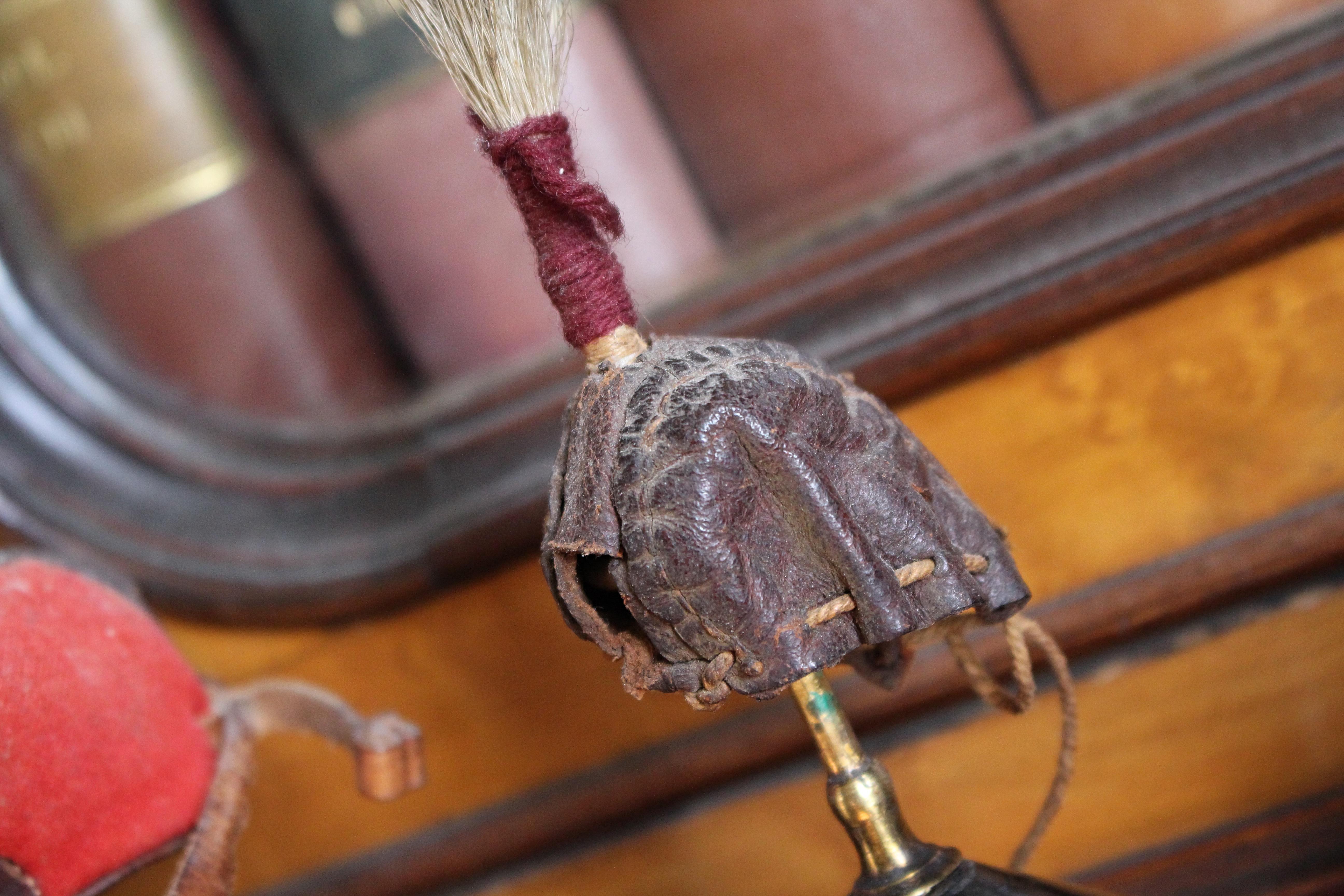 Quatre capuchons de fauconnier en cuir de la fin du 19e siècle/début du 20e siècle Curiosité taxidermique en vente 2