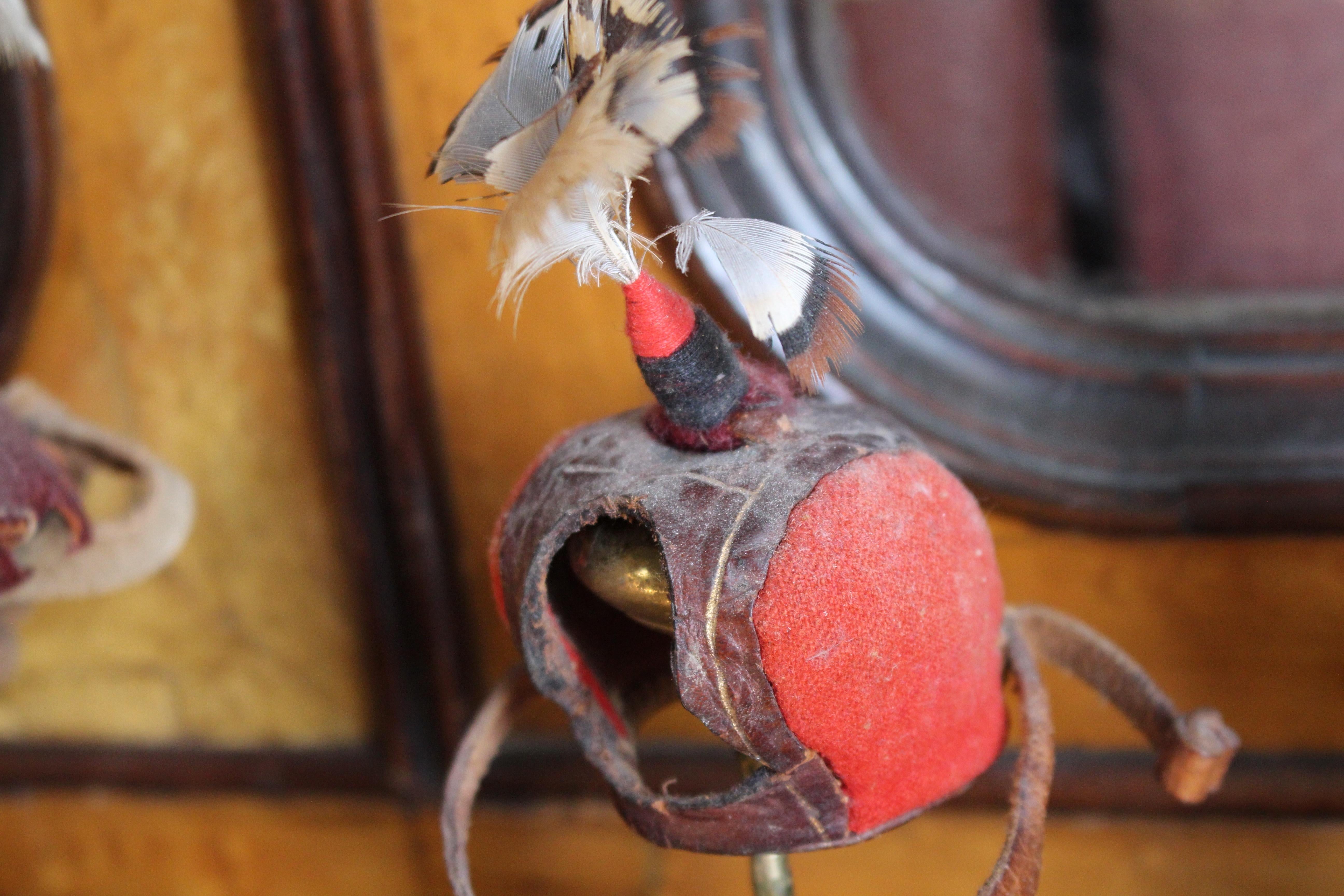 Quatre capuchons de fauconnier en cuir de la fin du 19e siècle/début du 20e siècle Curiosité taxidermique en vente 3