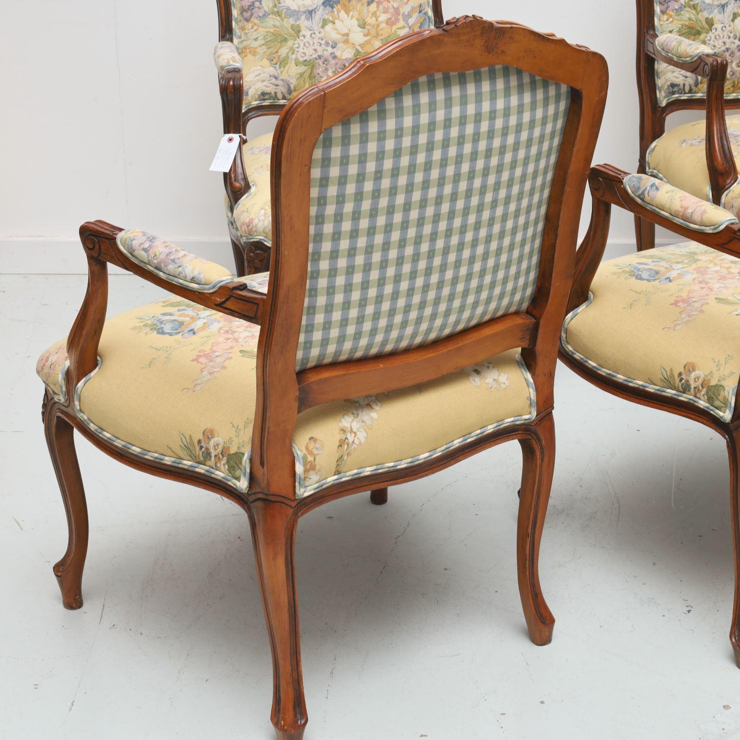 Américain Quatre fauteuils de style Louis XV tapissés de fleurs et de vichy de la fin du XXe siècle en vente