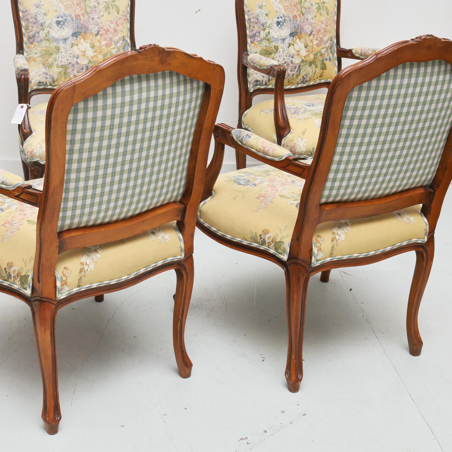 Quatre fauteuils de style Louis XV tapissés de fleurs et de vichy de la fin du XXe siècle Bon état - En vente à Morristown, NJ