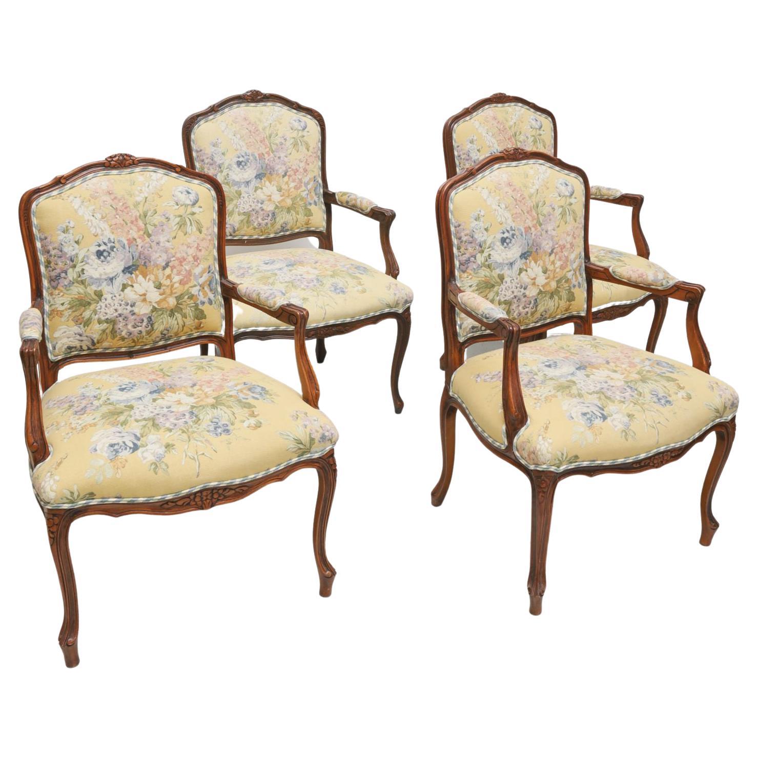 Quatre fauteuils de style Louis XV tapissés de fleurs et de vichy de la fin du XXe siècle en vente