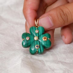 Charme a forma di quadrifoglio in oro giallo massiccio 14k con malachite e zaffiri assortiti
