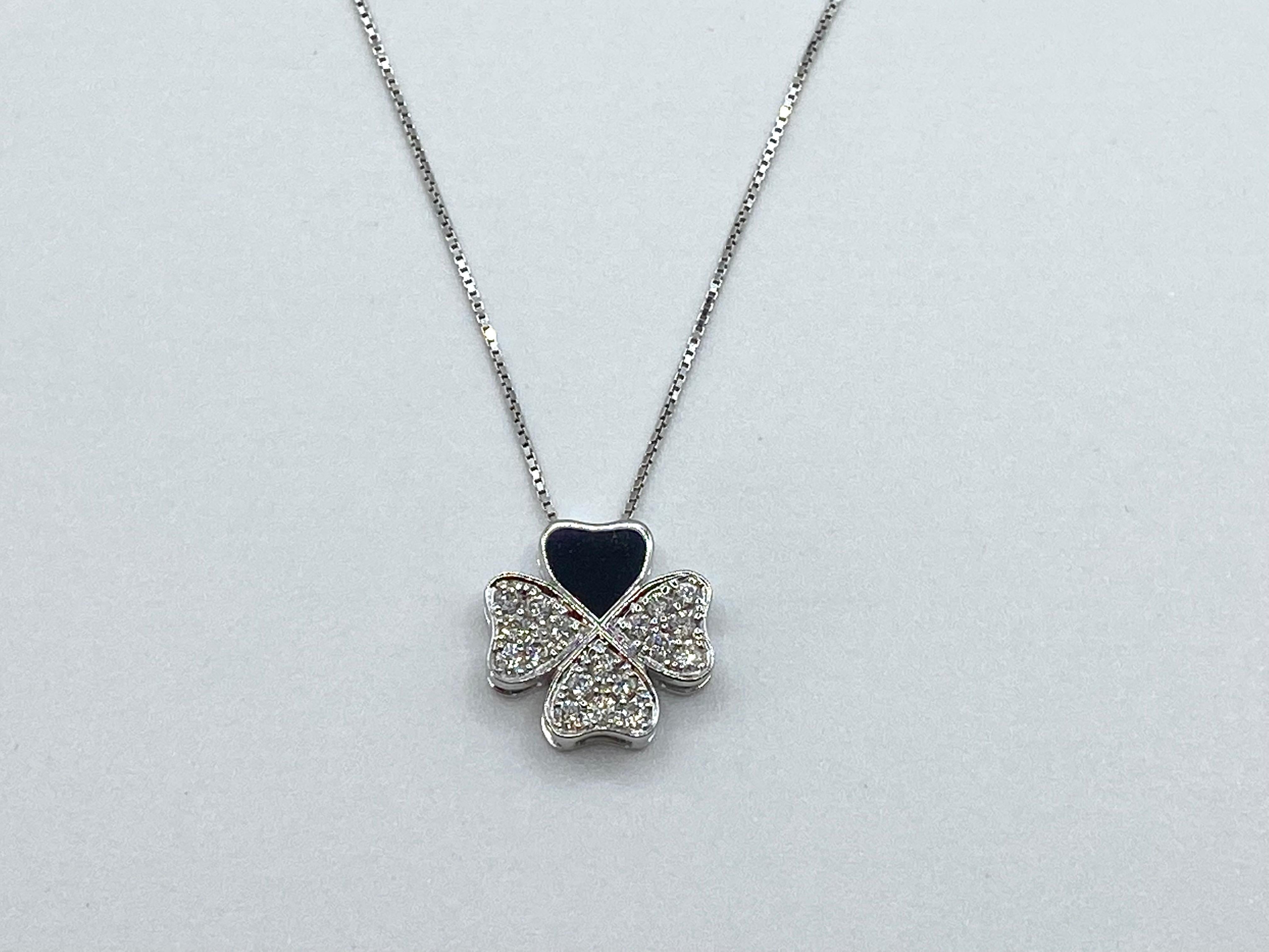 Four Leaf Clover and Necklace in 18 Kt Gold and Brilliant Cut Diamonds
Fortunate! Necklace 50 cm long, 18 Kt white gold and pendant, also 18 kt white gold, set with brilliant cut G color diamonds, vs 1, 0.29 carats; Total weight 3.6 grams. The