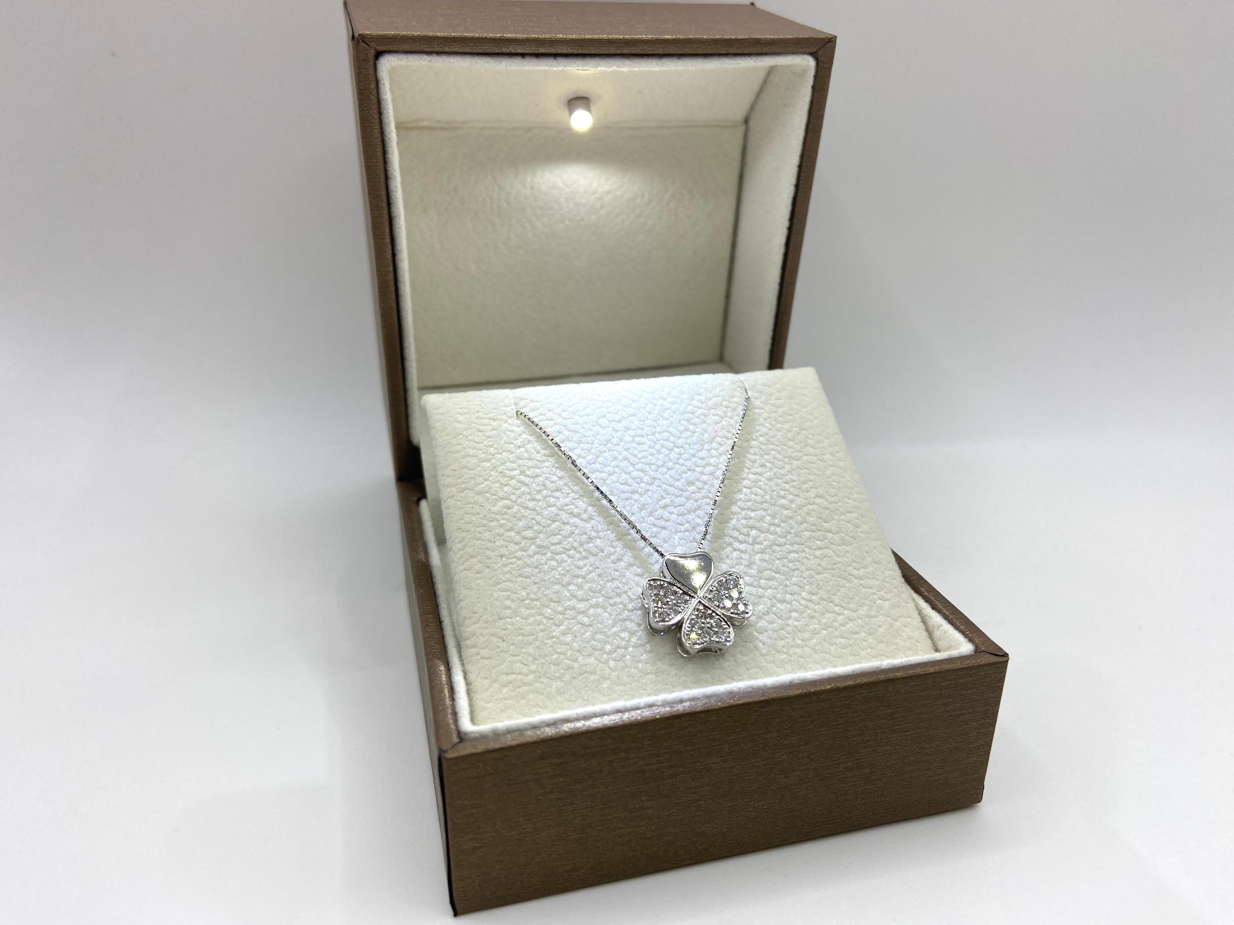 Four Leaf Clover and Necklace in 18 Kt Gold and Brilliant Cut Diamonds For Sale 1