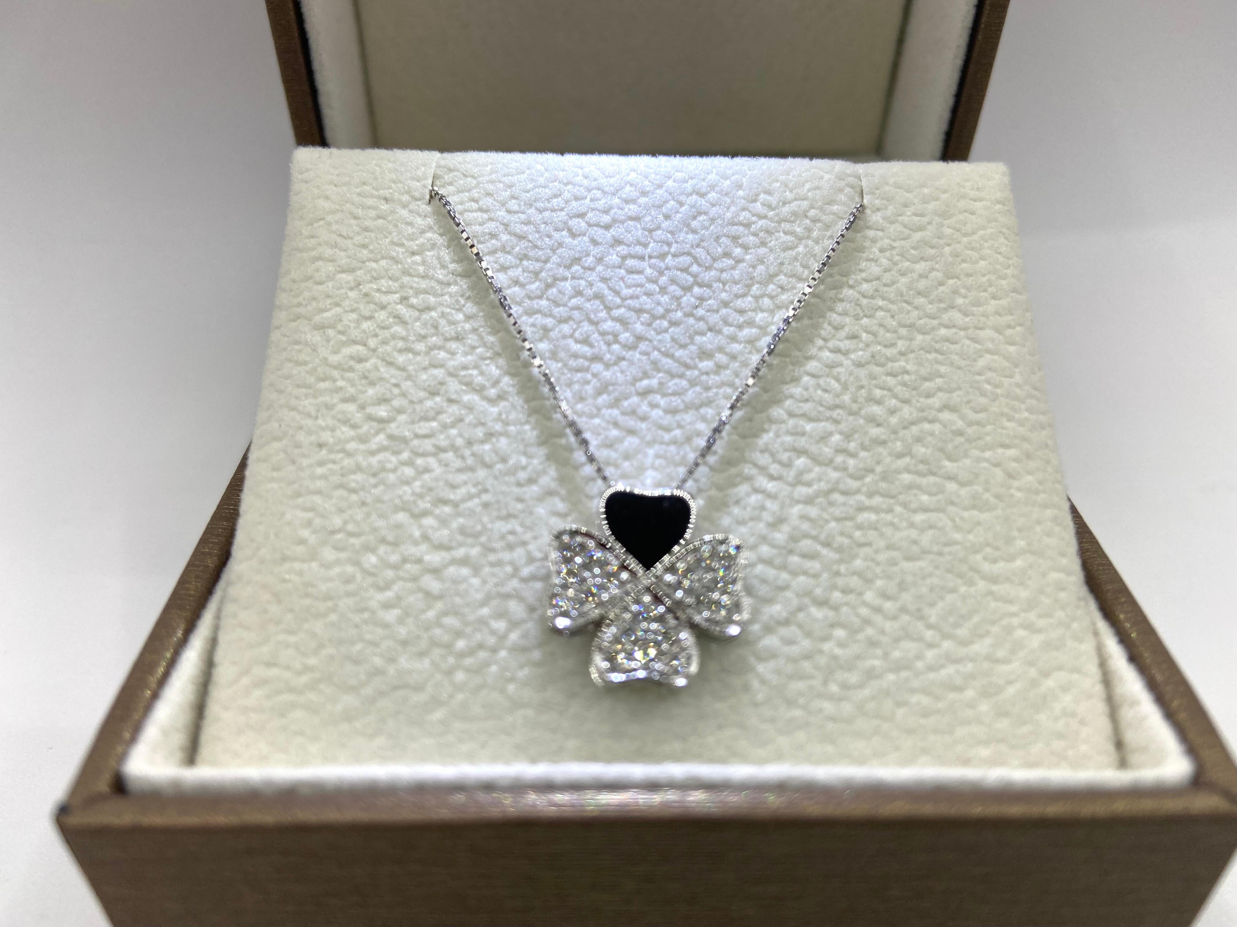 Four Leaf Clover and Necklace in 18 Kt Gold and Brilliant Cut Diamonds For Sale 2
