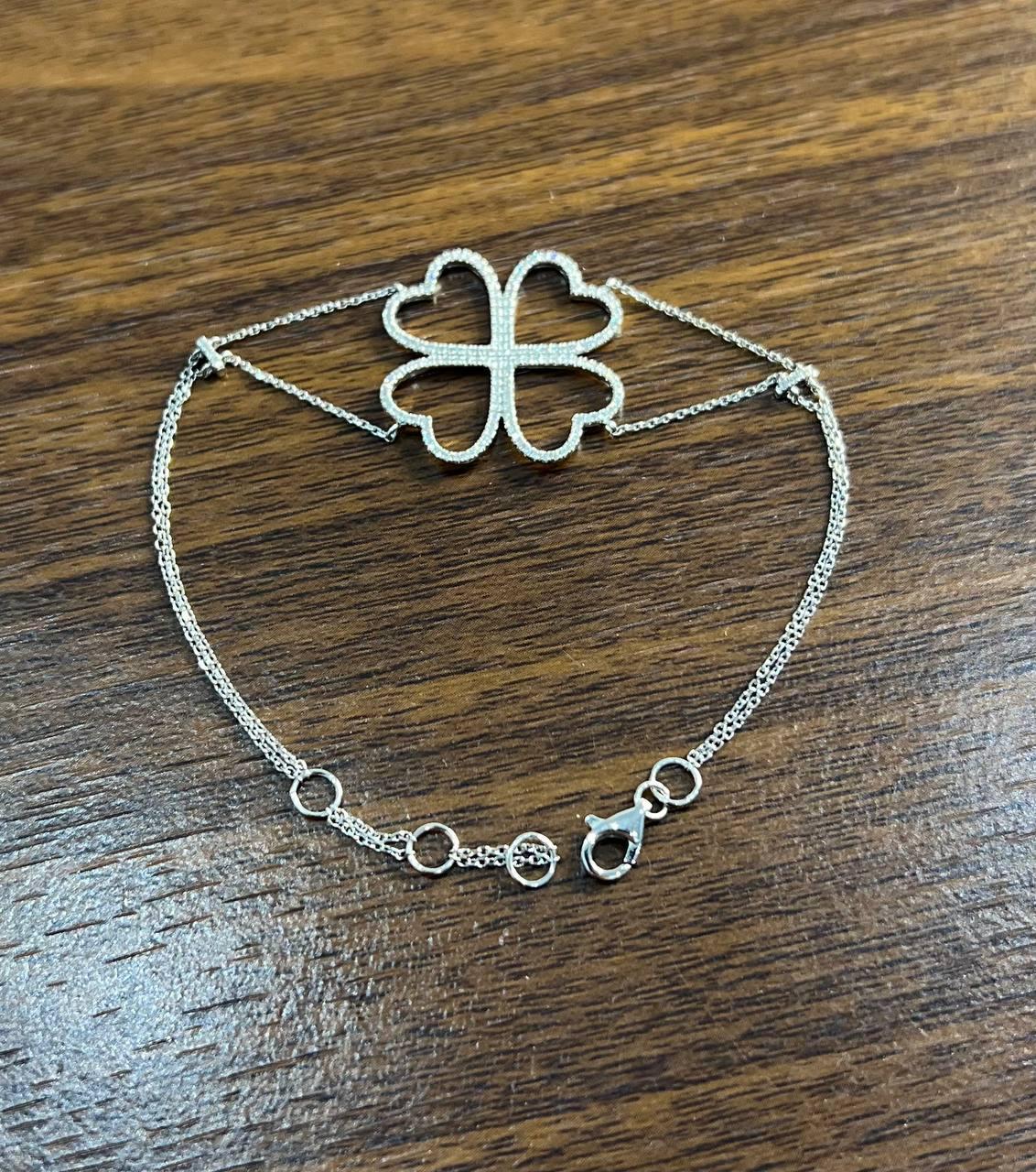 Bracelet en or blanc 14 carats avec un design de trèfle à quatre cœurs incrusté de pierres en diamant. 0,37 CTW G/VS Qualité. Pièce d'apparat parfaite représentant la chance et la fortune dans un beau symbole classique.