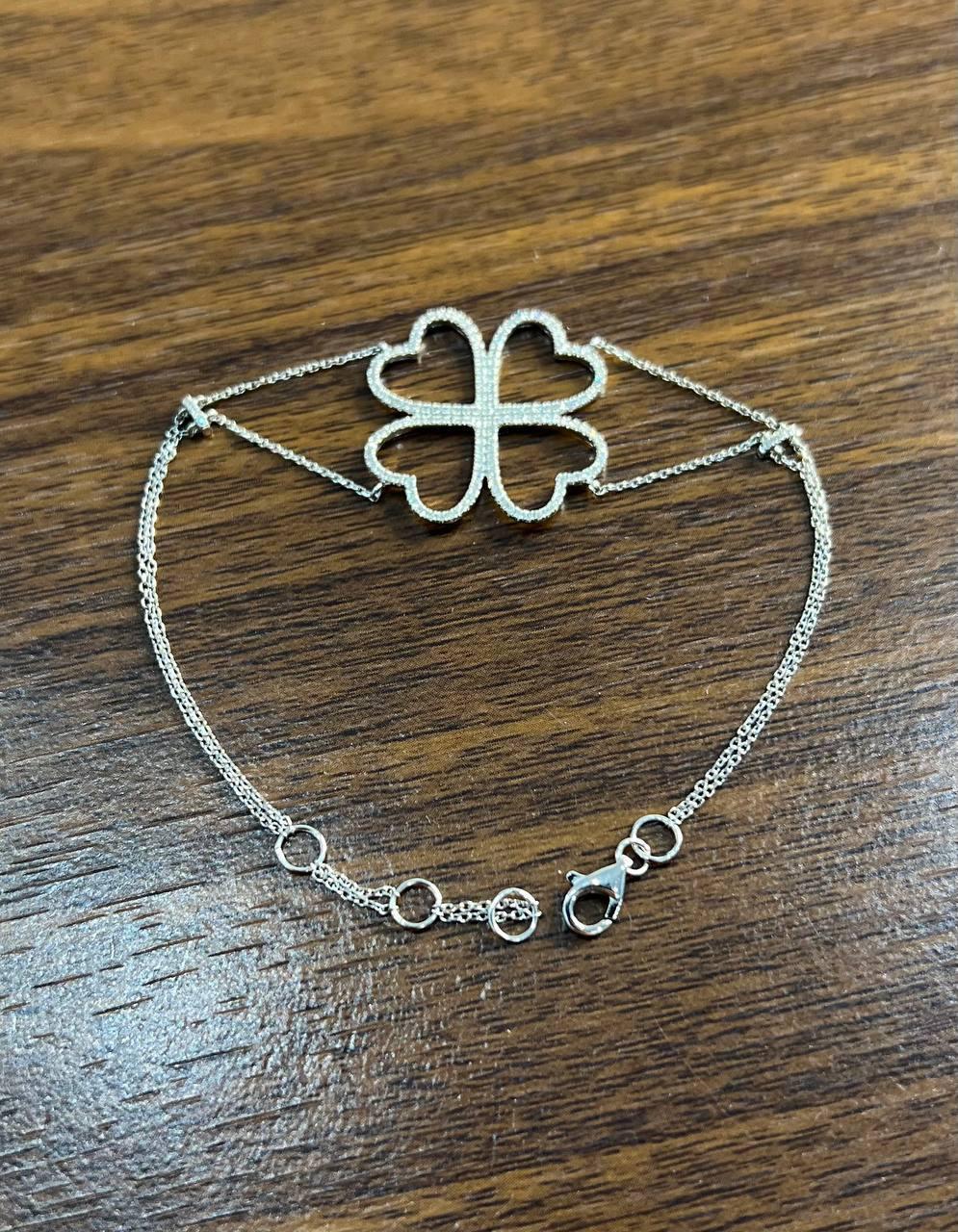 Taille mixte Bracelet chaîne en or blanc 14 carats pavé de diamants blancs en forme de trèfle à quatre feuilles en vente