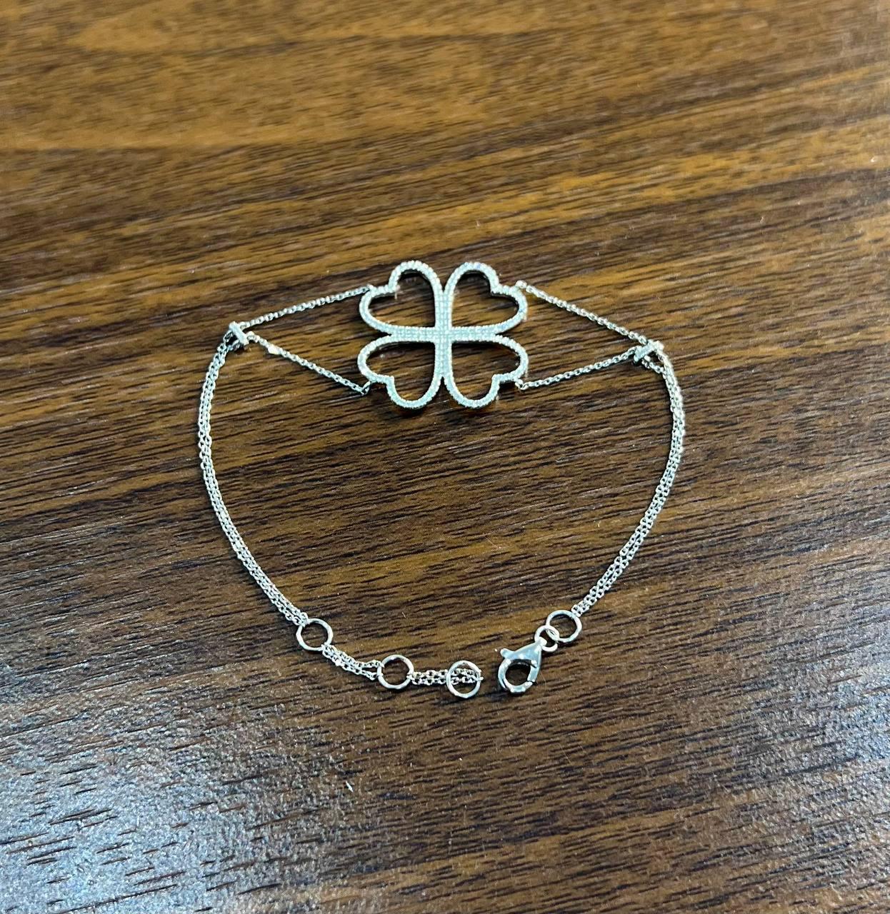 Bracelet chaîne en or blanc 14 carats pavé de diamants blancs en forme de trèfle à quatre feuilles Neuf - En vente à Oakton, VA