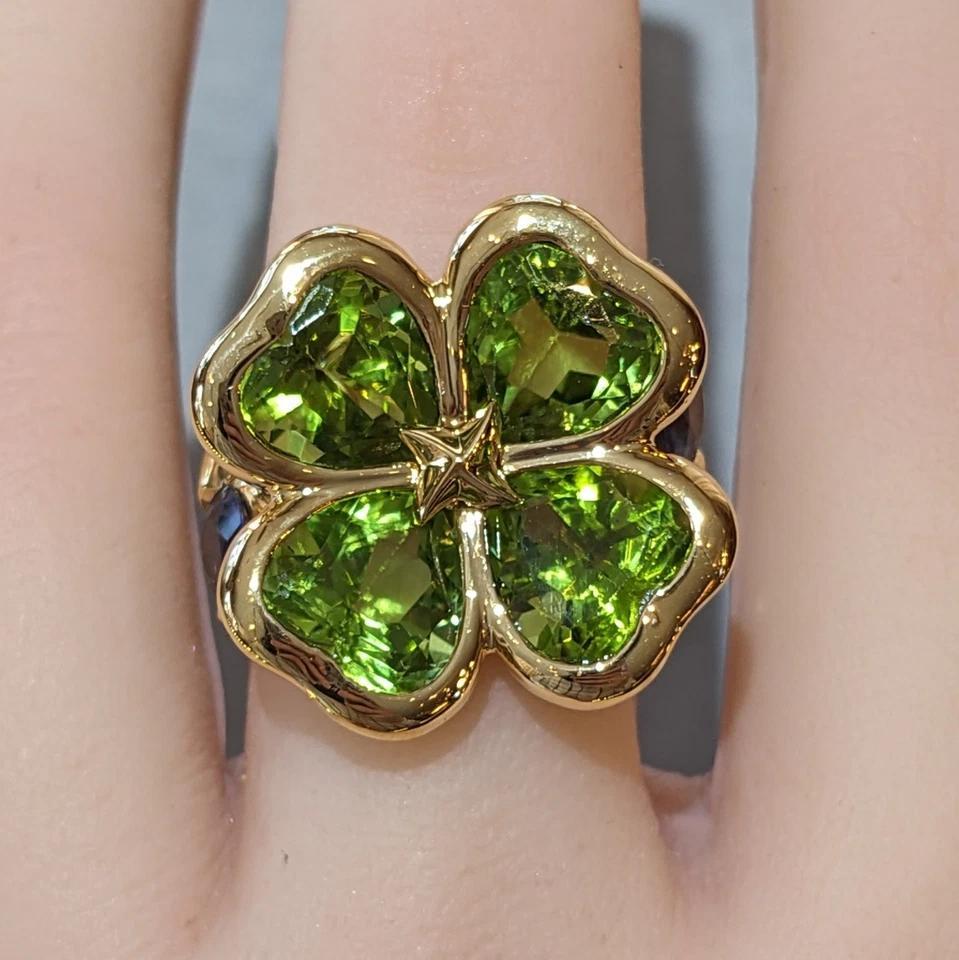Cuore Anello cocktail con peridoto e zaffiro a forma di quadrifoglio in oro giallo 18 carati in vendita