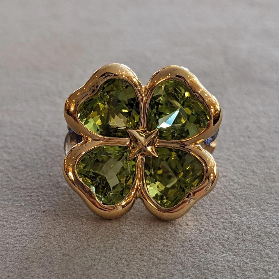 Anello cocktail con peridoto e zaffiro a forma di quadrifoglio in oro giallo 18 carati In condizioni ottime in vendita a La Jolla, CA