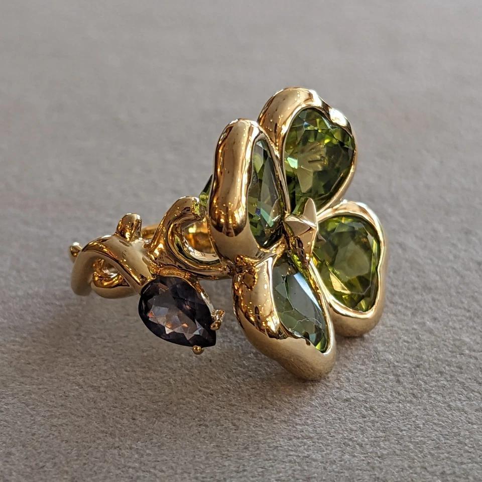 Donna Anello cocktail con peridoto e zaffiro a forma di quadrifoglio in oro giallo 18 carati in vendita