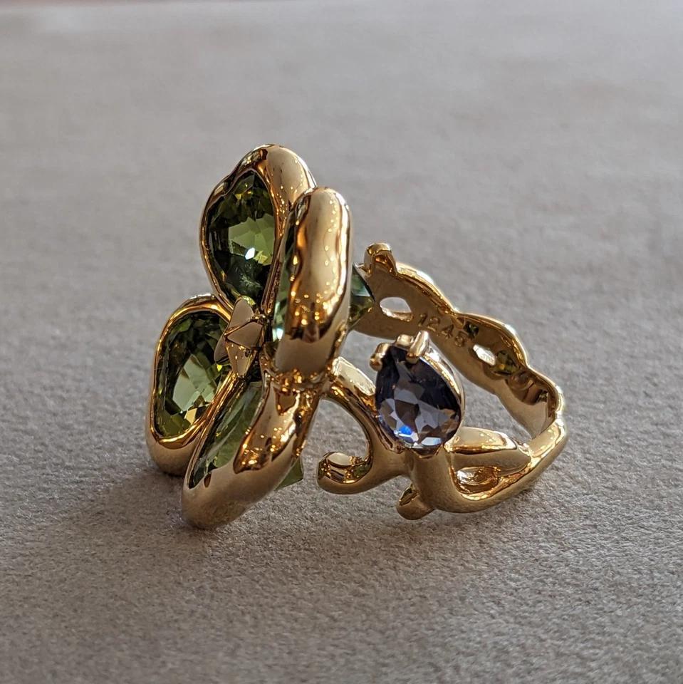 Anello cocktail con peridoto e zaffiro a forma di quadrifoglio in oro giallo 18 carati in vendita 1