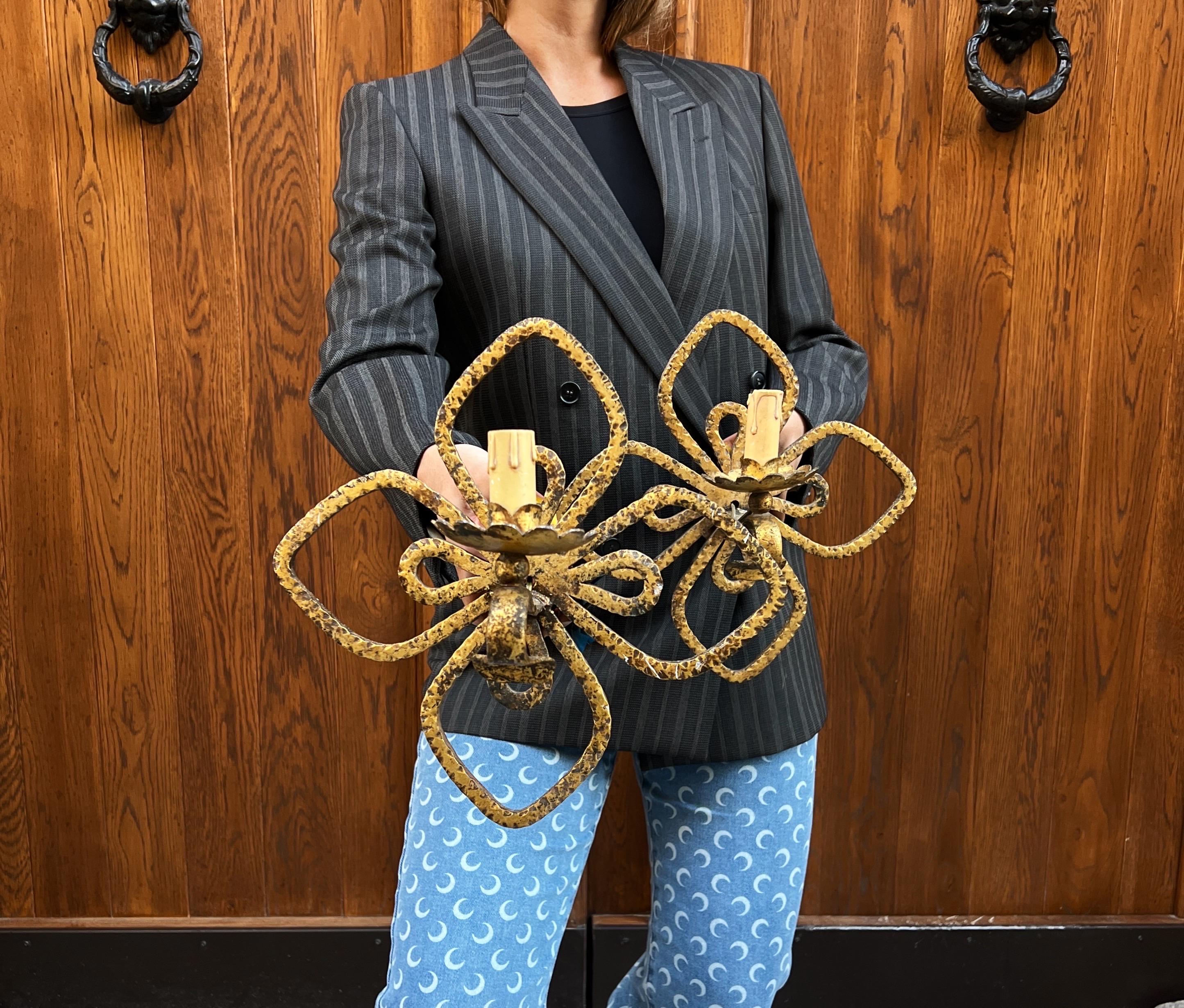 Estos exquisitos apliques de pared, forjados a mano y dorados en la década de 1950 por Pier Luigi Colli, son un bello ejemplo del enfoque poético que el diseñador daba a la forja decorativa. Con forma de tréboles de cuatro hojas estilizados,