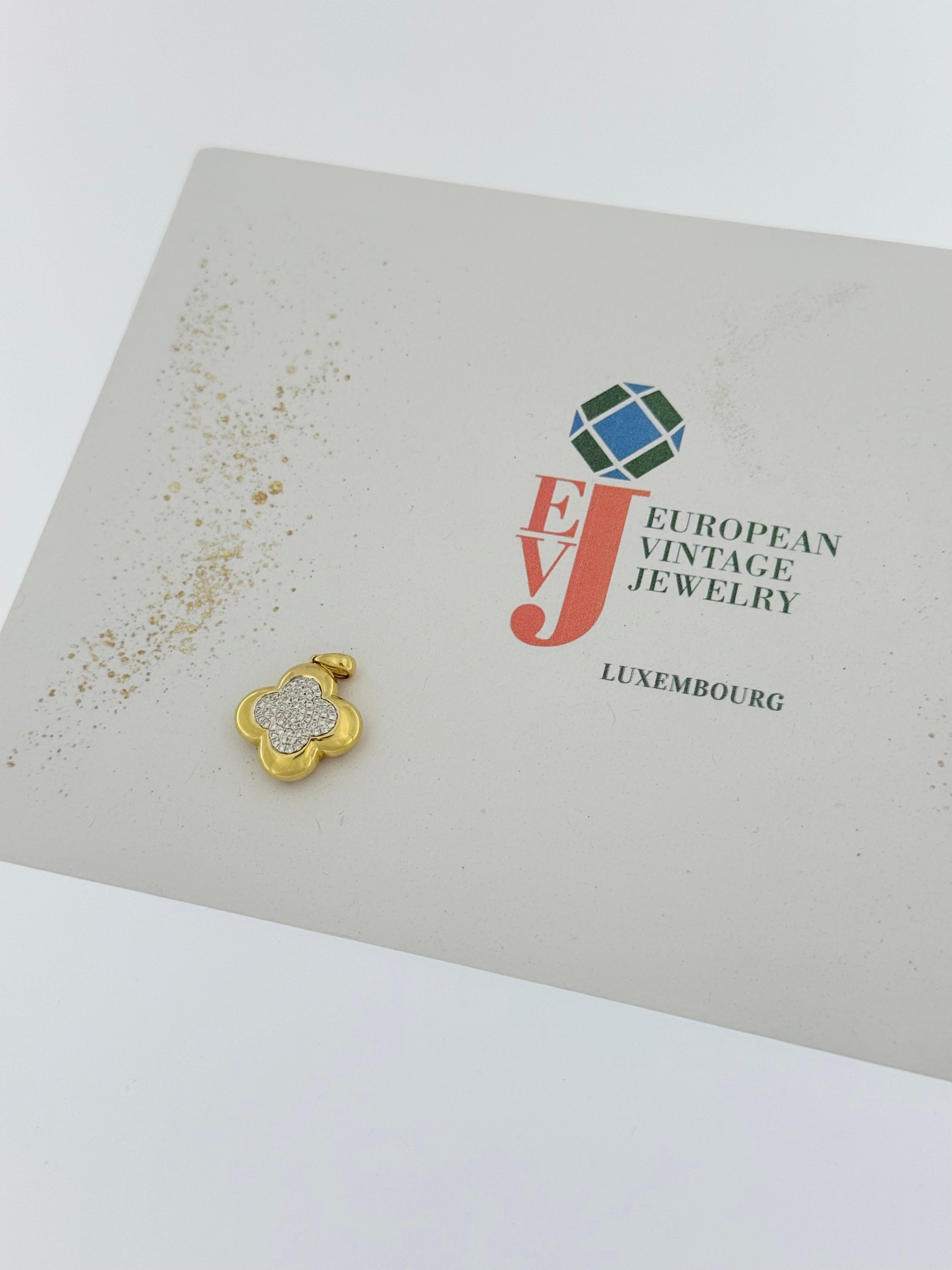 Taille brillant Pendentif trèfle à quatre feuilles en or jaune et blanc avec diamants en vente