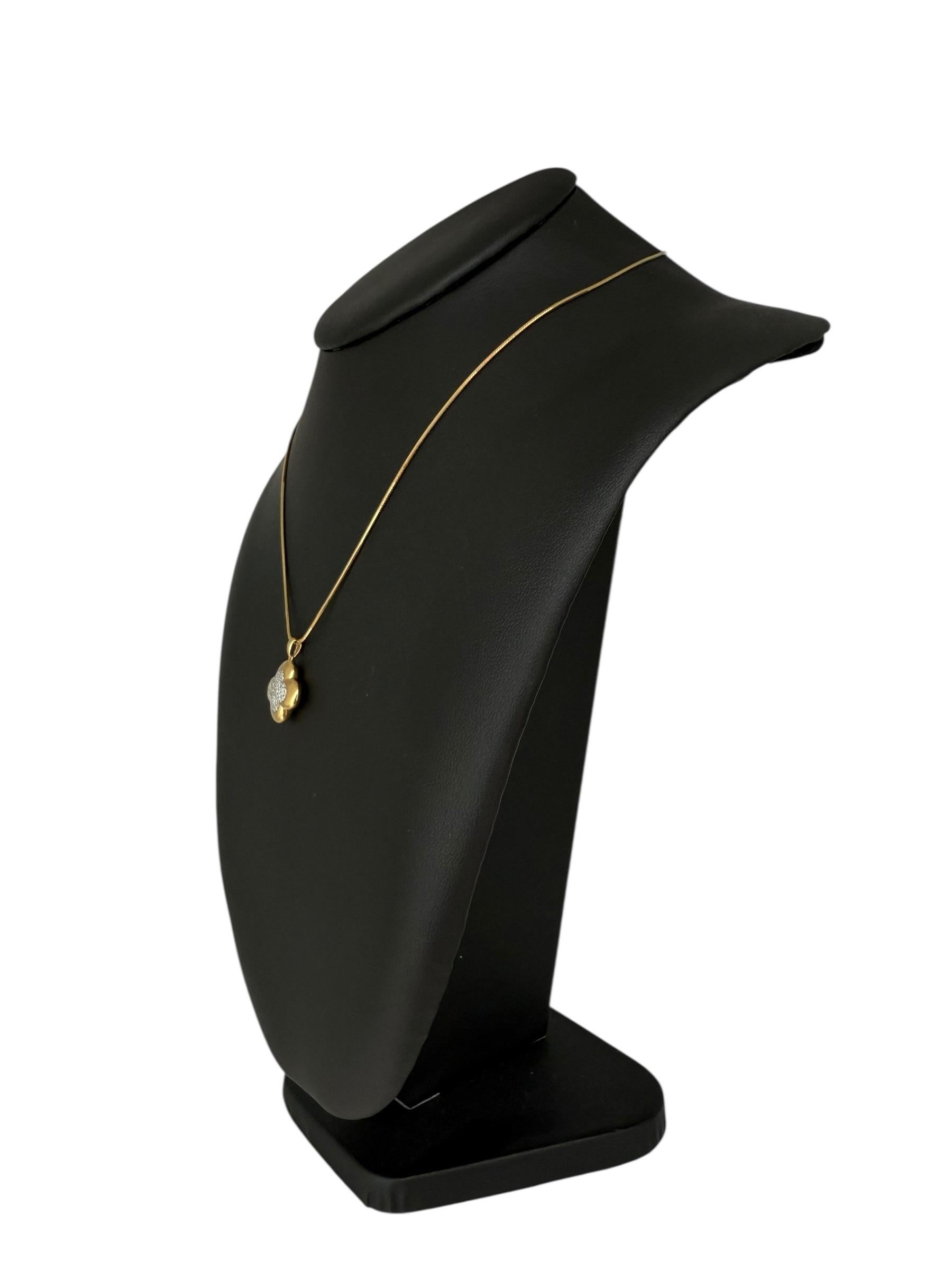 Pendentif trèfle à quatre feuilles en or jaune et blanc avec diamants Bon état - En vente à Esch sur Alzette, Esch-sur-Alzette