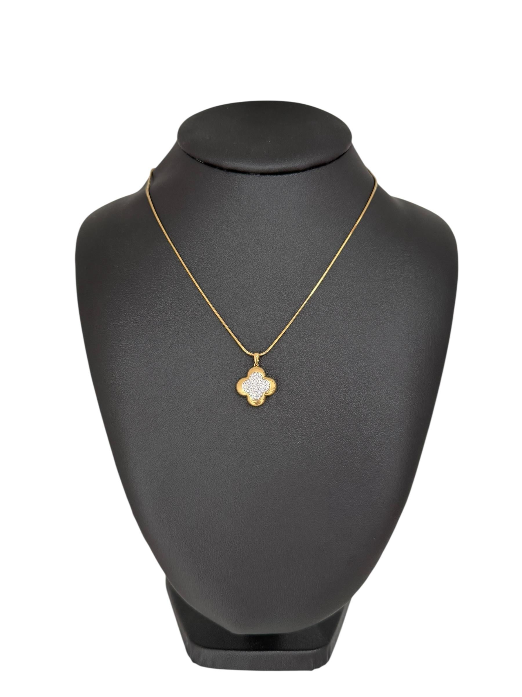 Pendentif trèfle à quatre feuilles en or jaune et blanc avec diamants Unisexe en vente