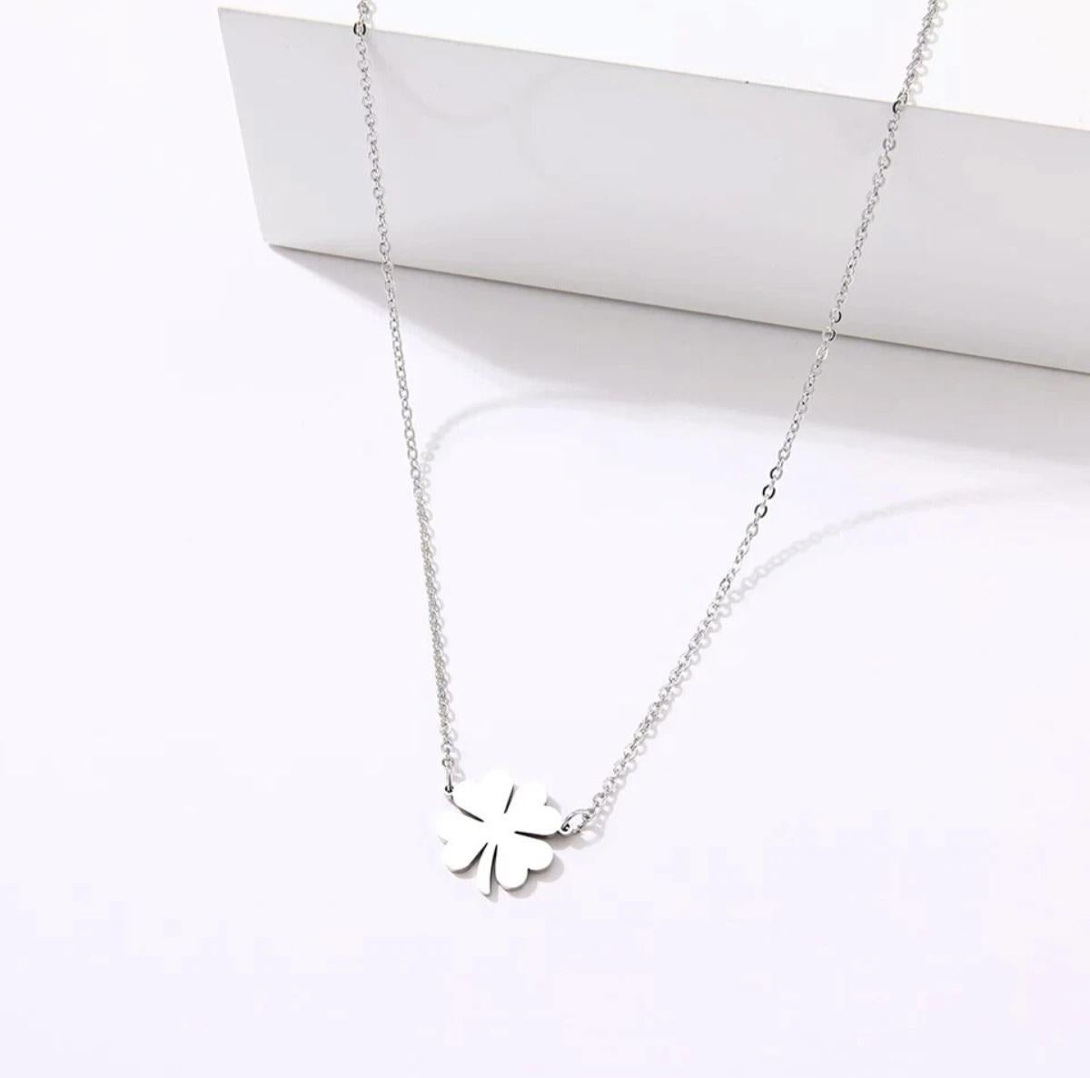 Four Leaf Flower Pendant Necklace 925 Sterling Silver Valentines Women Fashion. For Sale 1