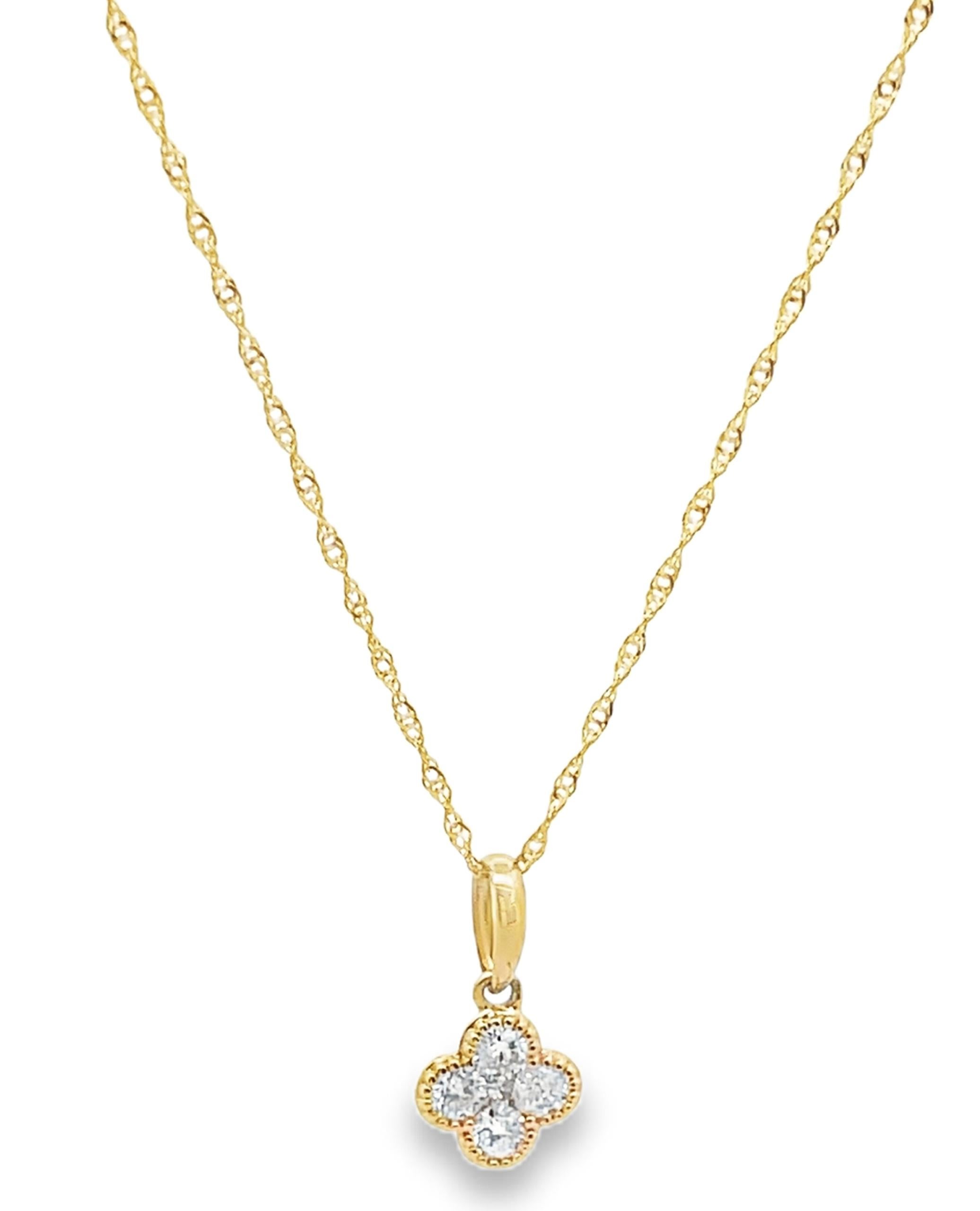 Collana con ciondolo a quattro foglie in oro giallo 14K e diamanti per un totale di 0,29 carati. 

- La collana è regolabile a 16 e 18 pollici di lunghezza.