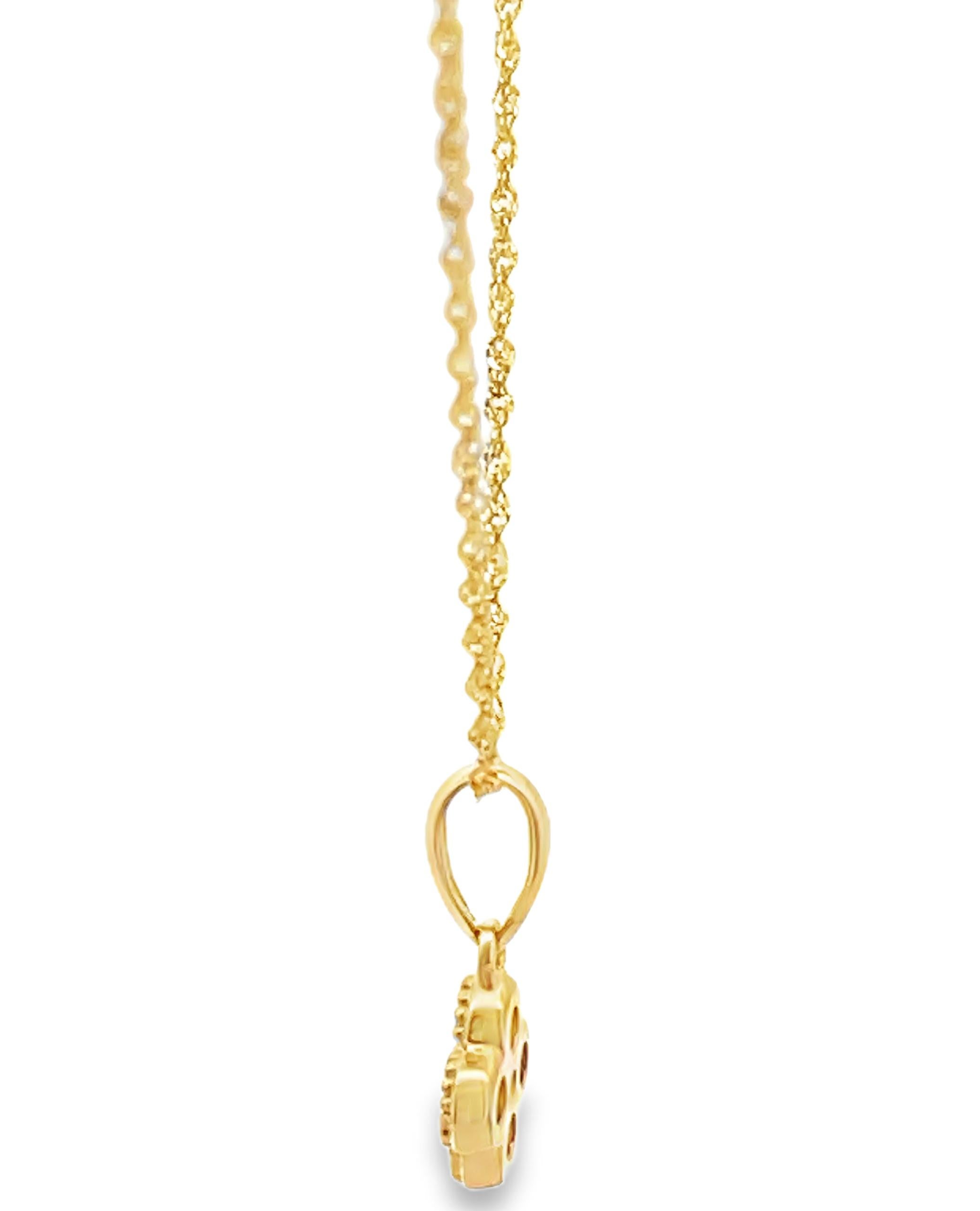 Contemporaneo Collana con ciondolo con diamanti a forma di quadrifoglio in oro giallo 14K in vendita