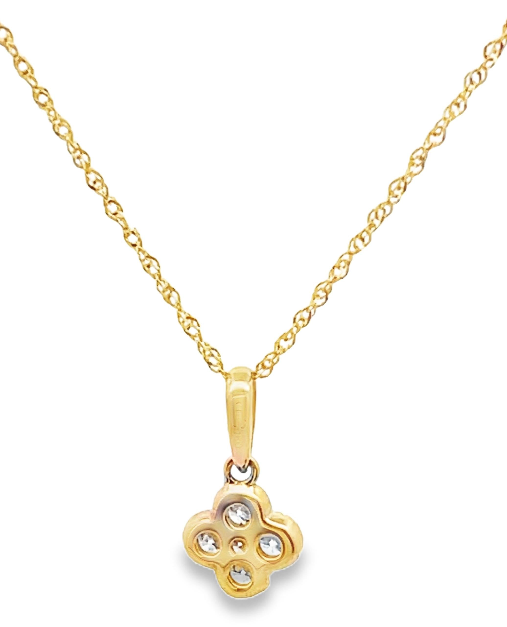 Taglio rotondo Collana con ciondolo con diamanti a forma di quadrifoglio in oro giallo 14K in vendita