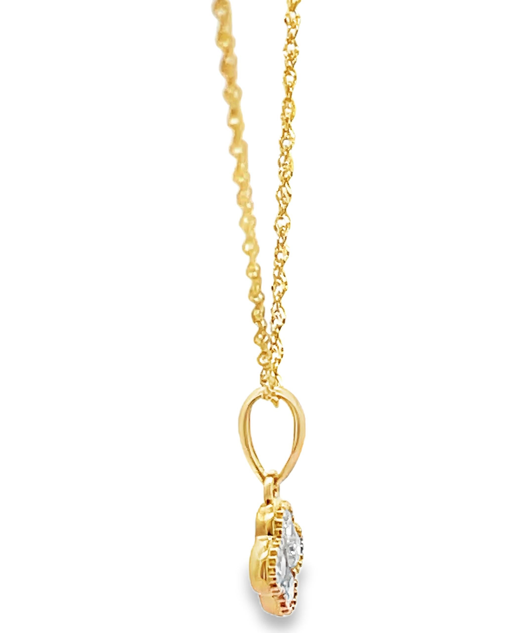 Collana con ciondolo con diamanti a forma di quadrifoglio in oro giallo 14K In condizioni Nuovo in vendita a Old Tappan, NJ