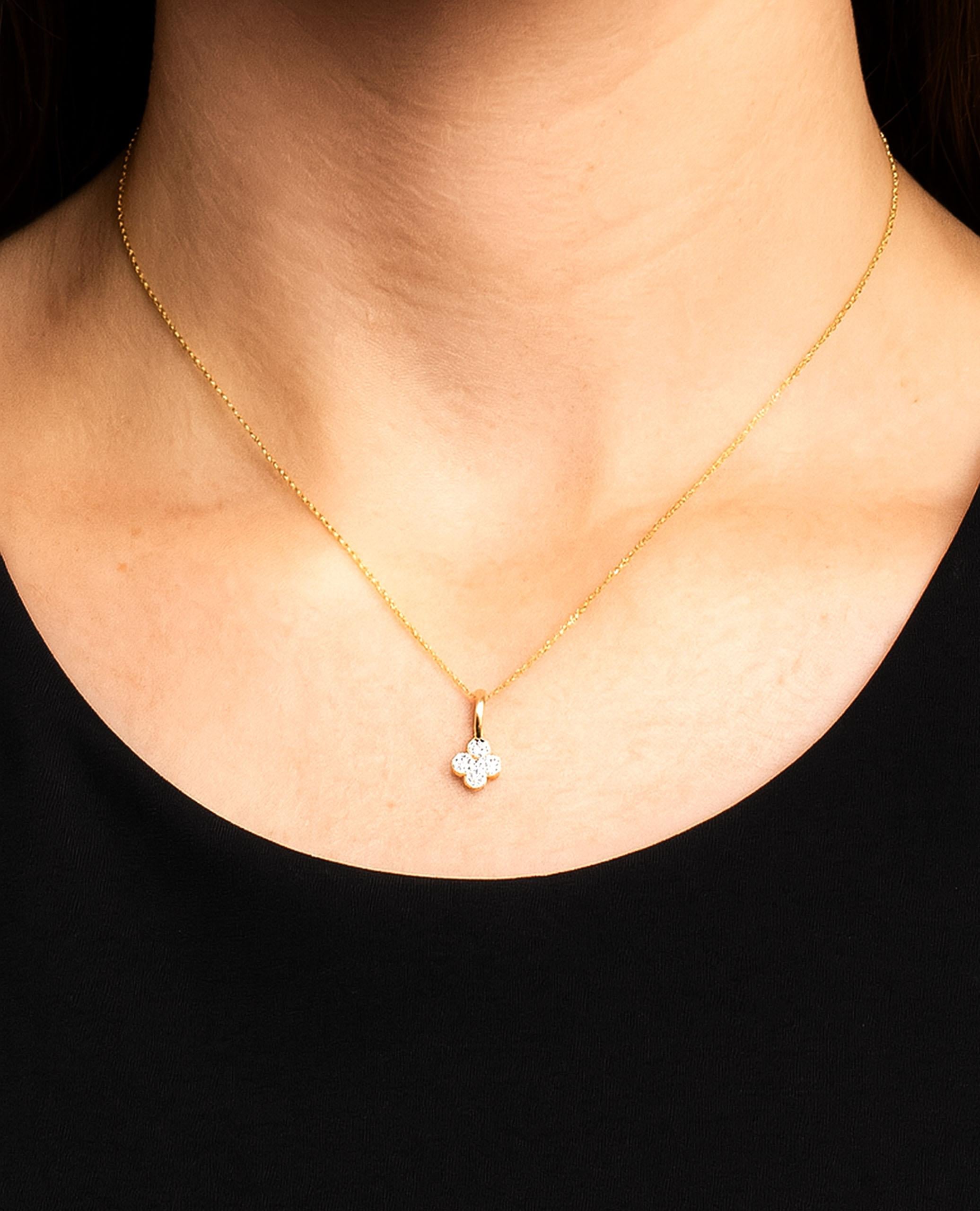 Donna Collana con ciondolo con diamanti a forma di quadrifoglio in oro giallo 14K in vendita