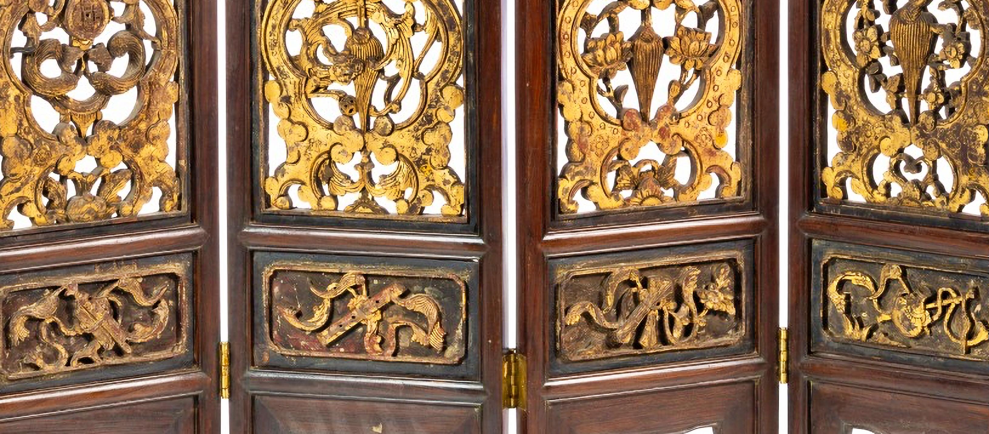 FOUR-LEAF SEPARE

Chinese 19th Century
with hardwood carvings, gilt and bronze hinges.
Dim.: 186 x 164 cm
good condition