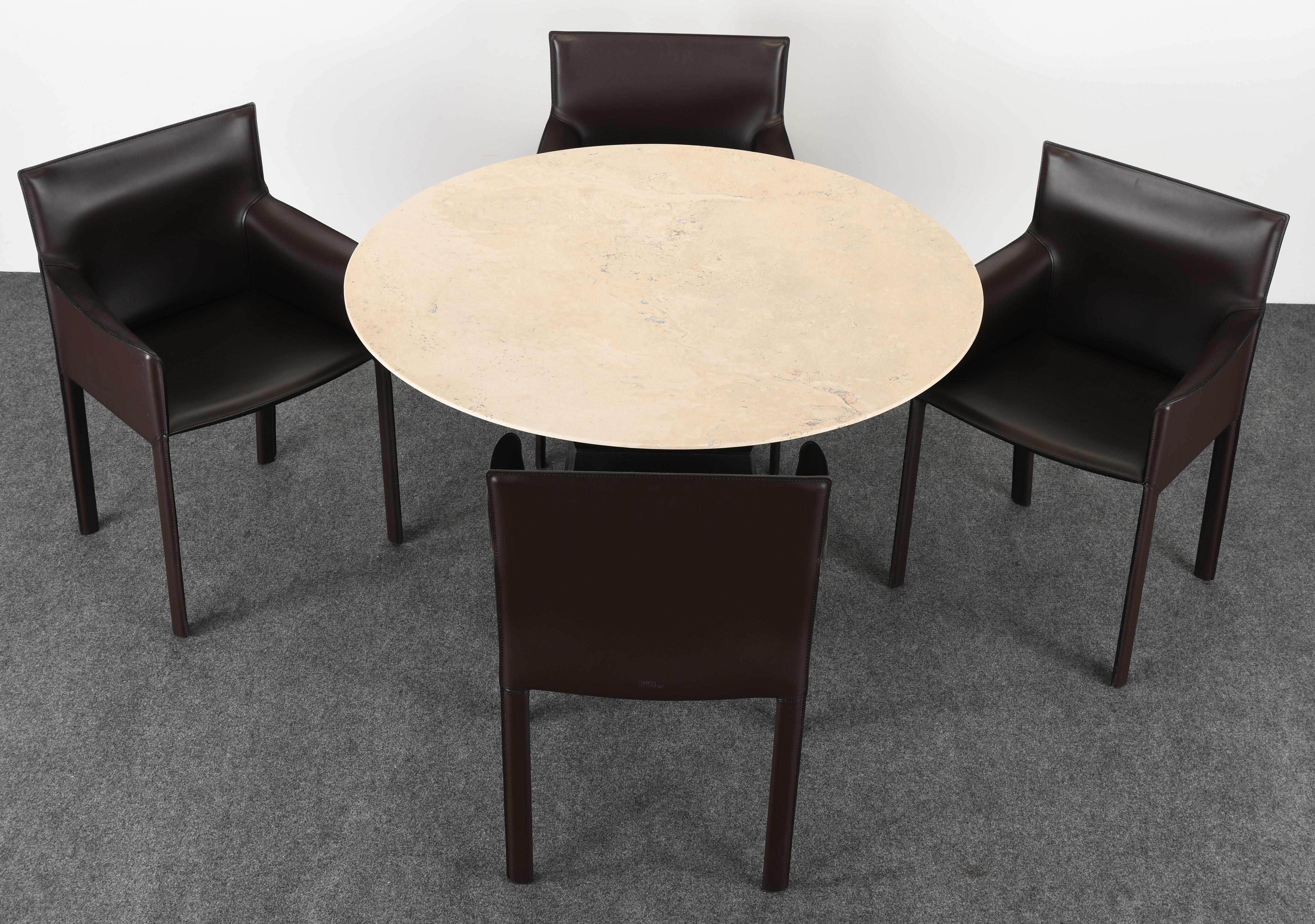 Quatre chaises de salle à manger en cuir 