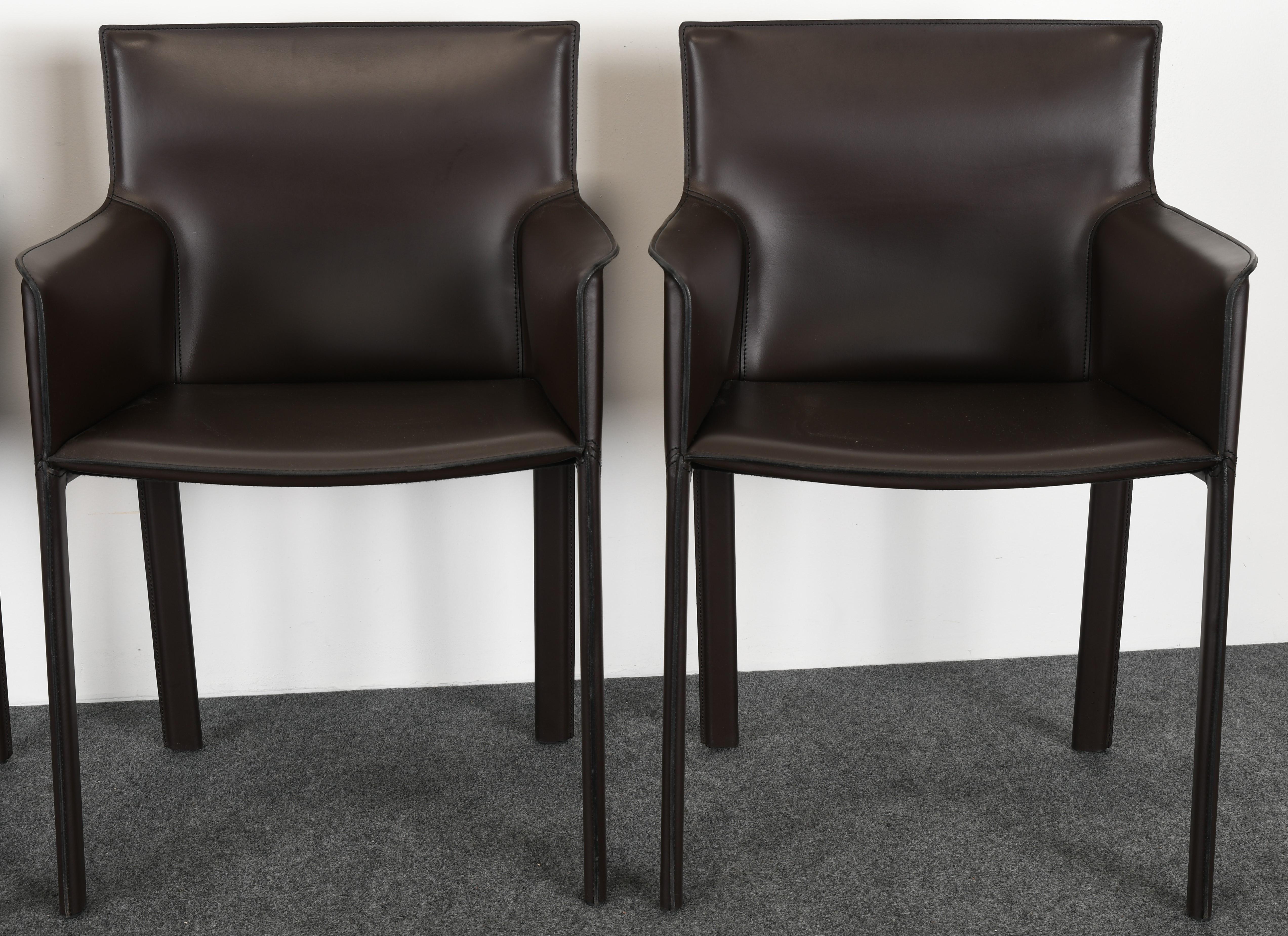 Cuir Quatre chaises de salle à manger en cuir d'Enrico Pellizzoni, années 2000